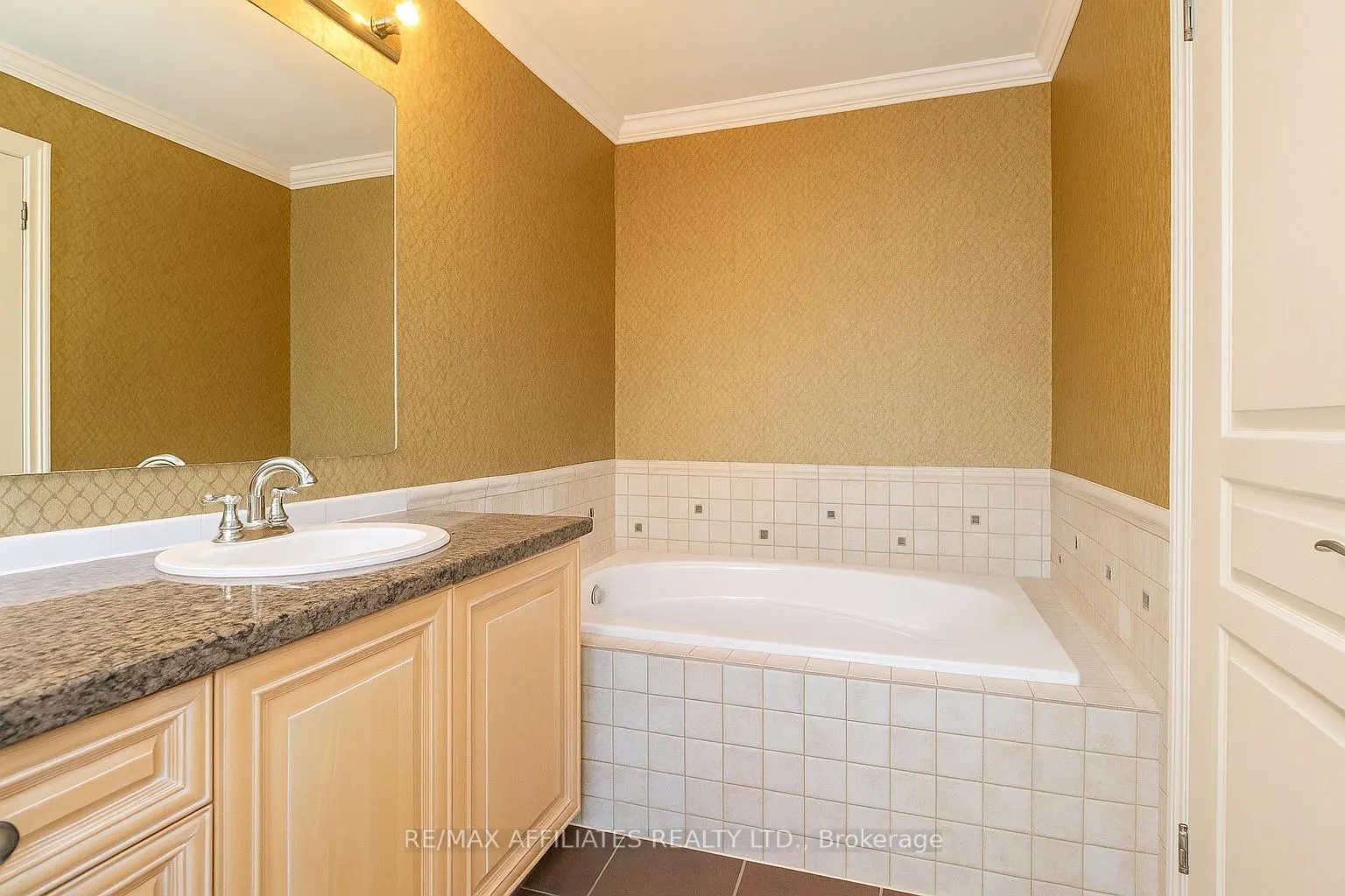 561 AQUAVIEW Drive