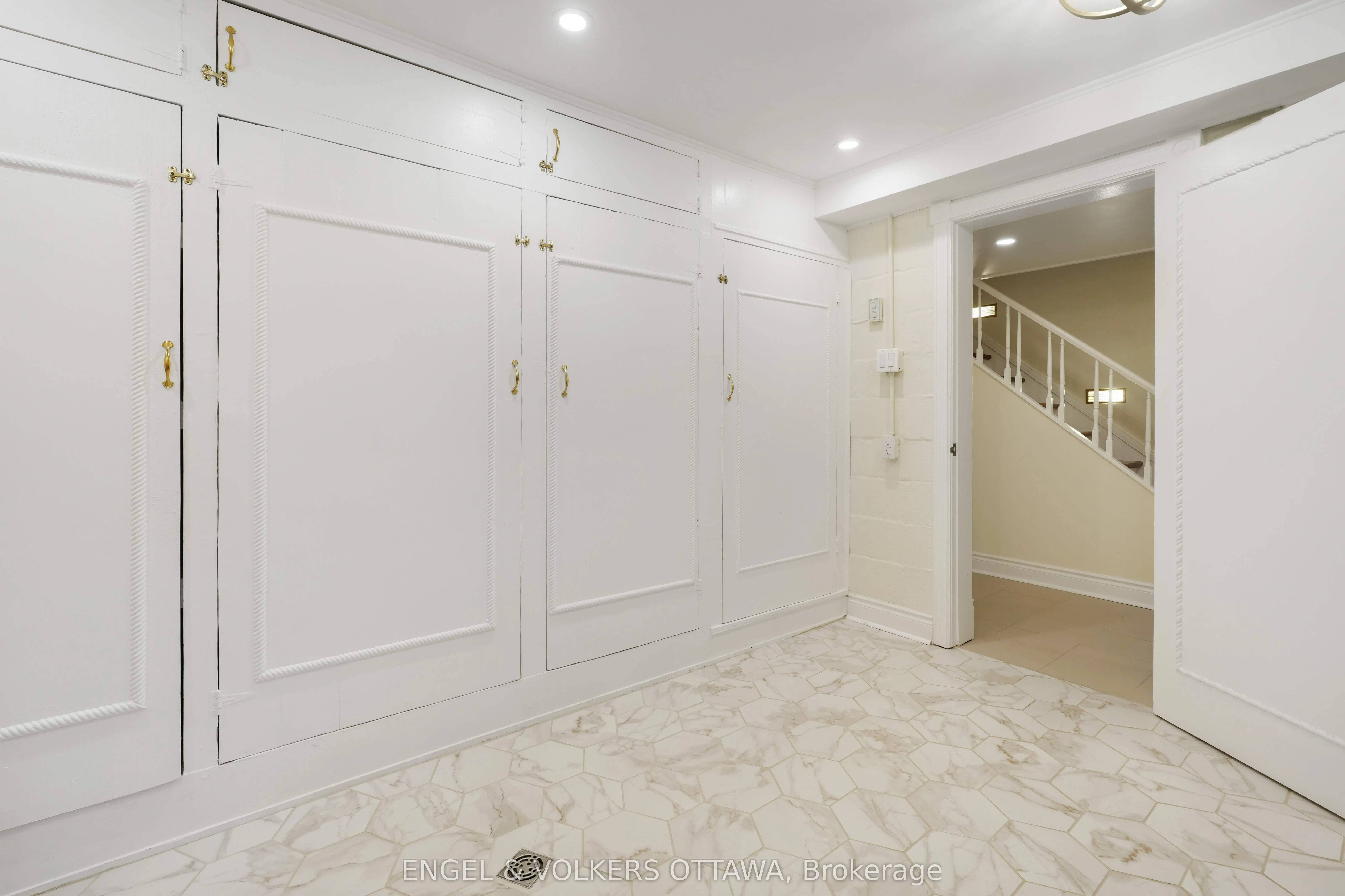 386 Ashbury Road