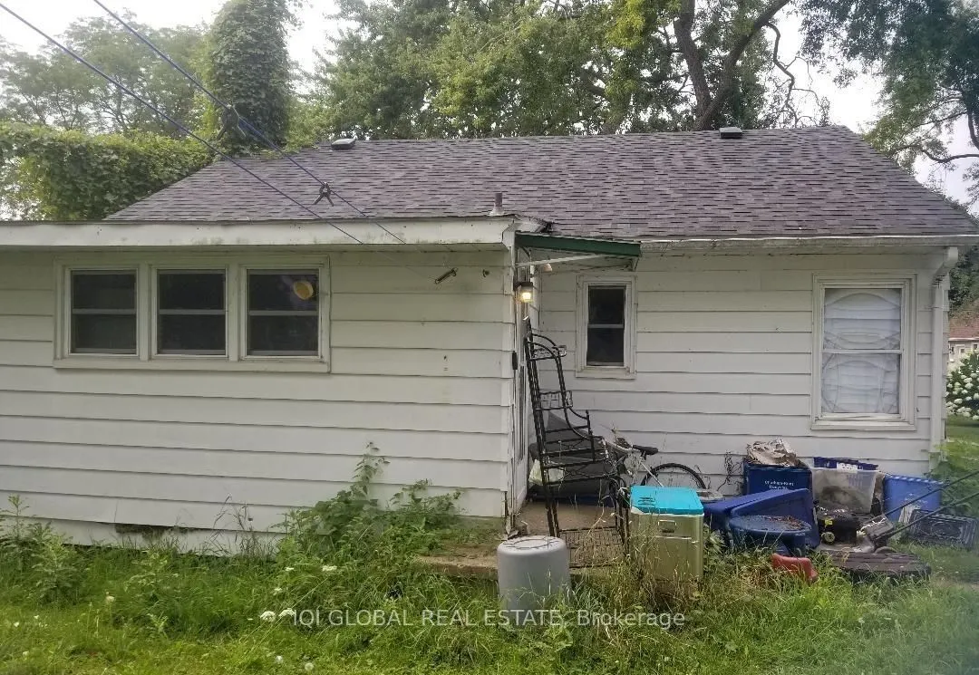 5 Montgomery Crescent