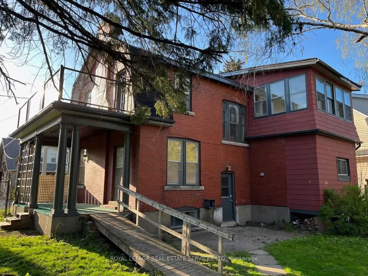 17 Leinster Avenue S