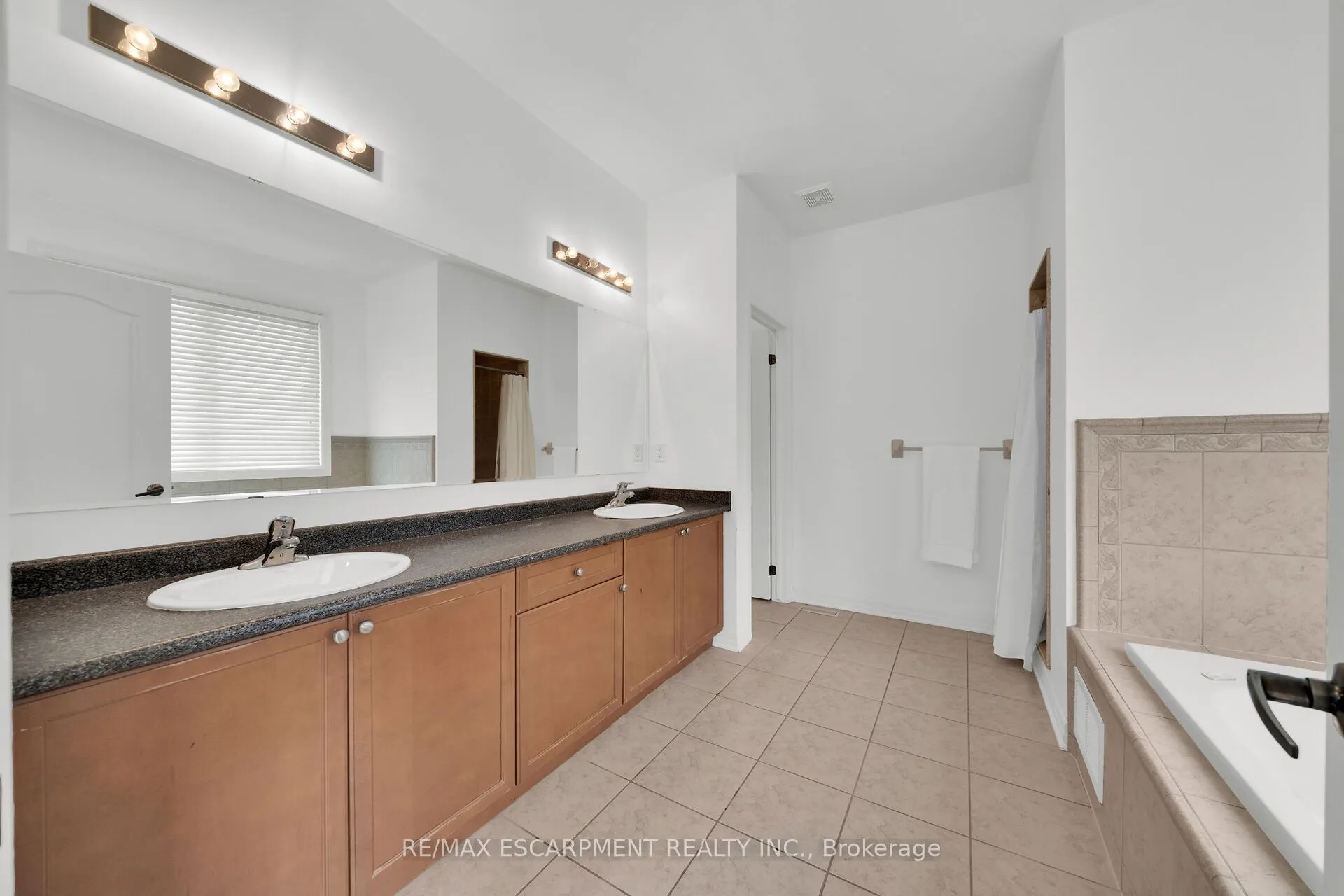48 Montreal Circle