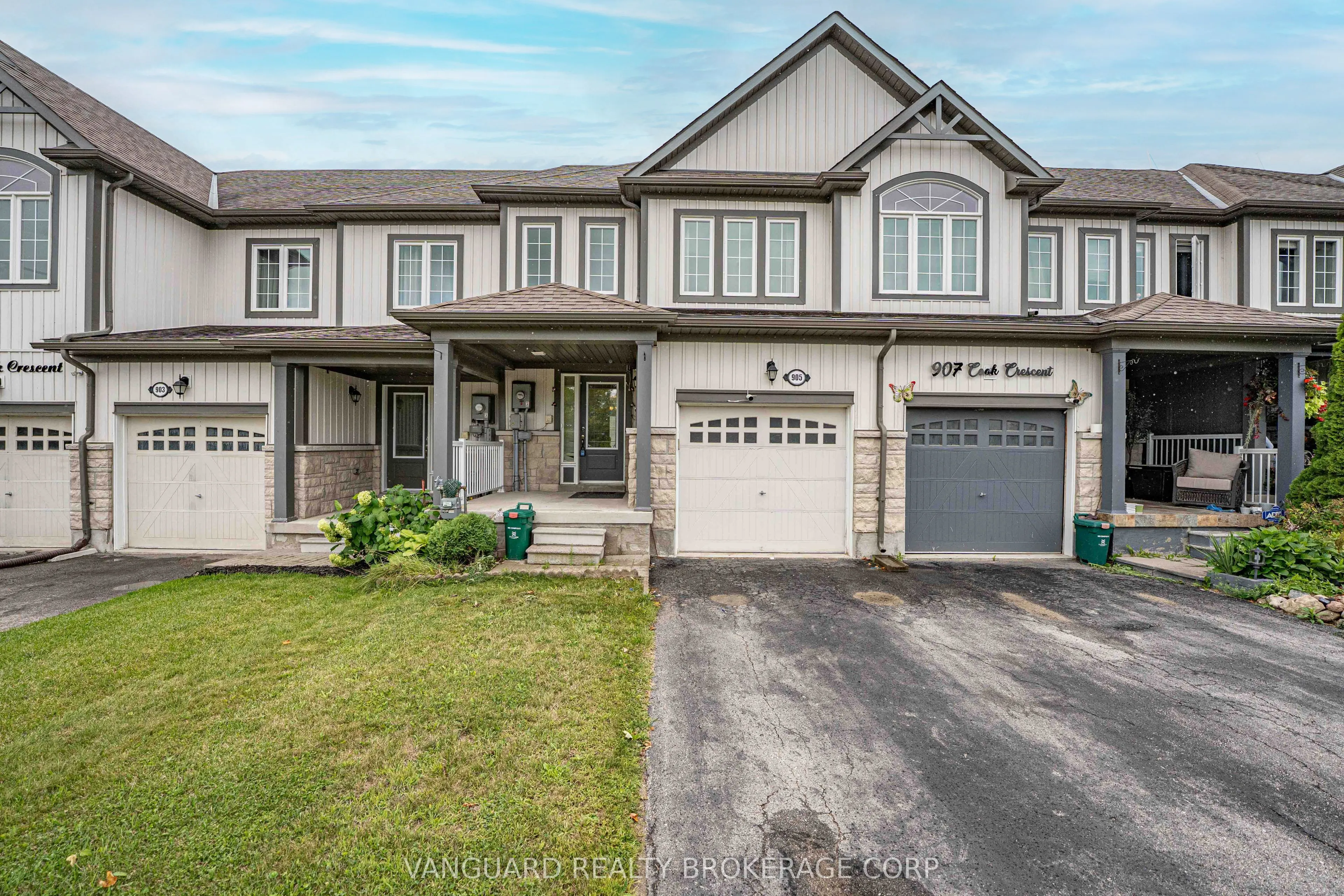 905 Cook Crescent