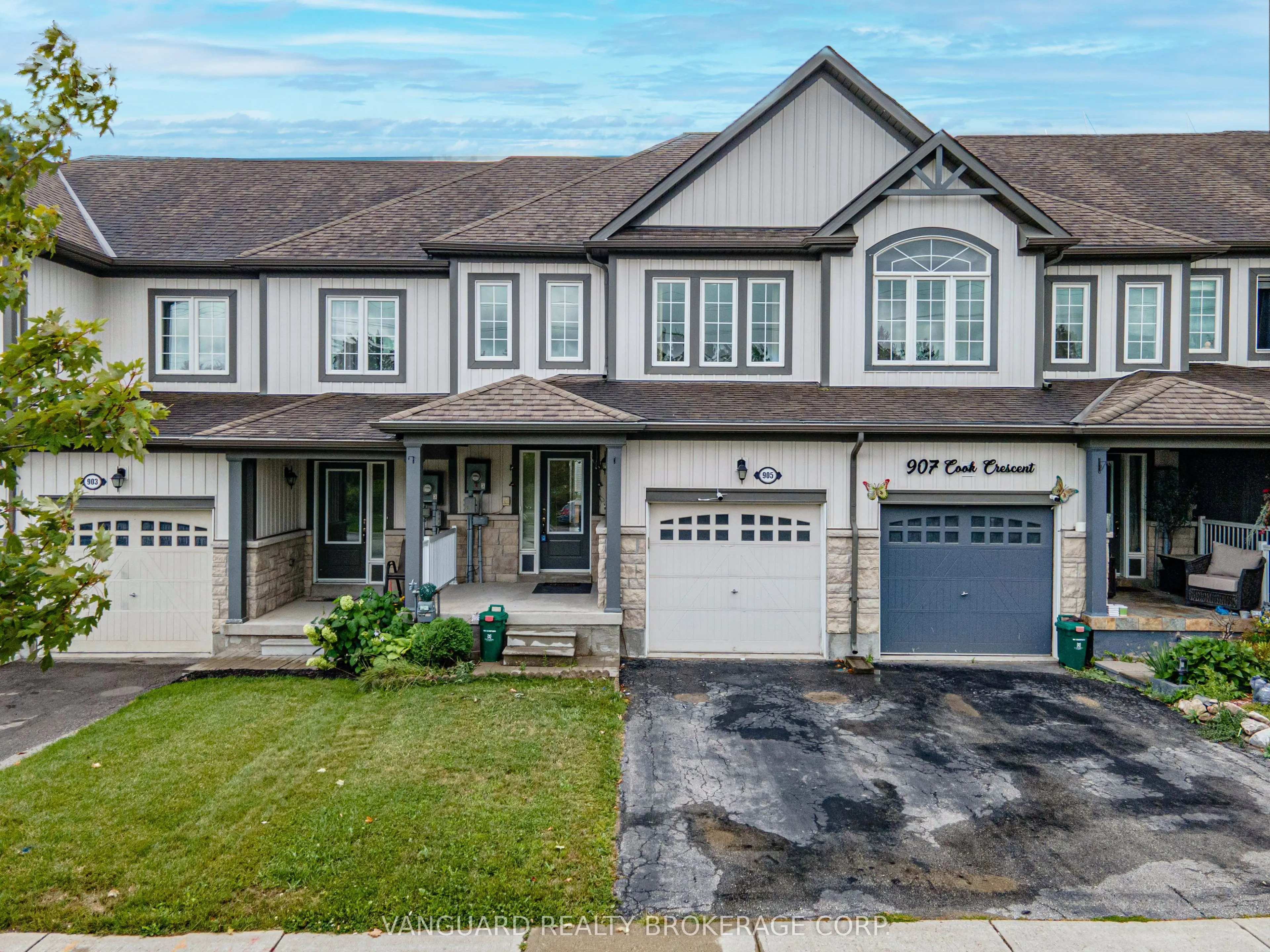 905 Cook Crescent