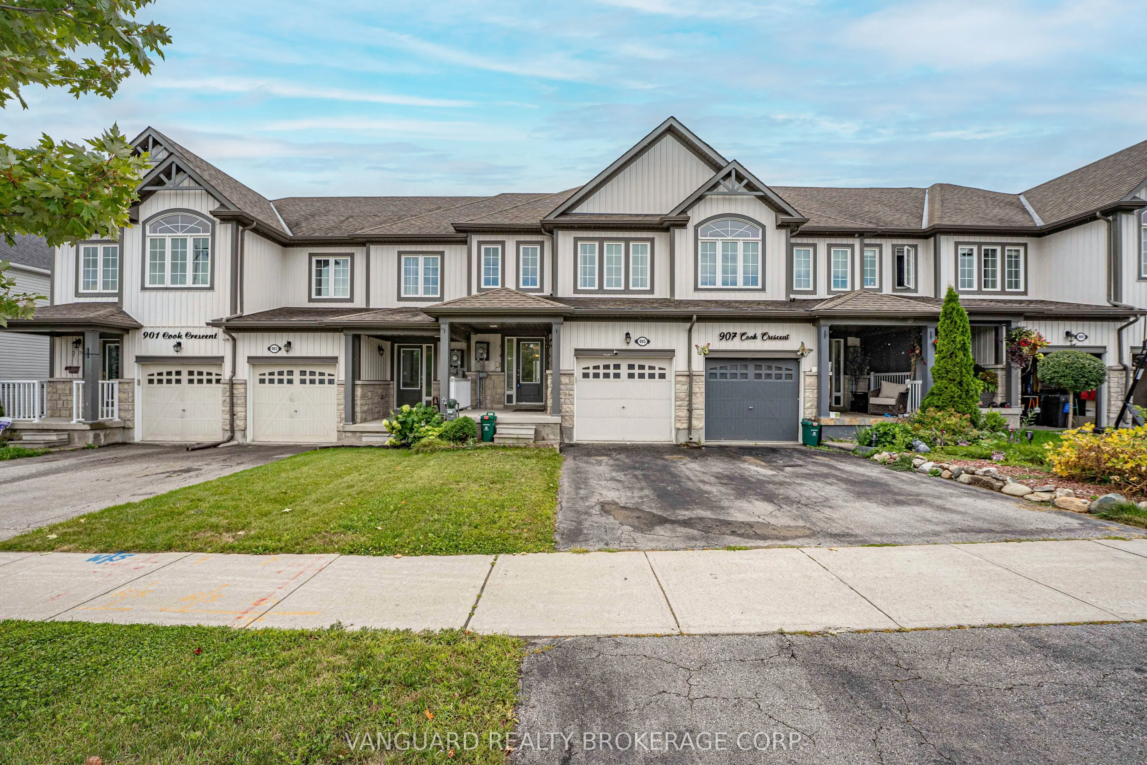 905 Cook Crescent