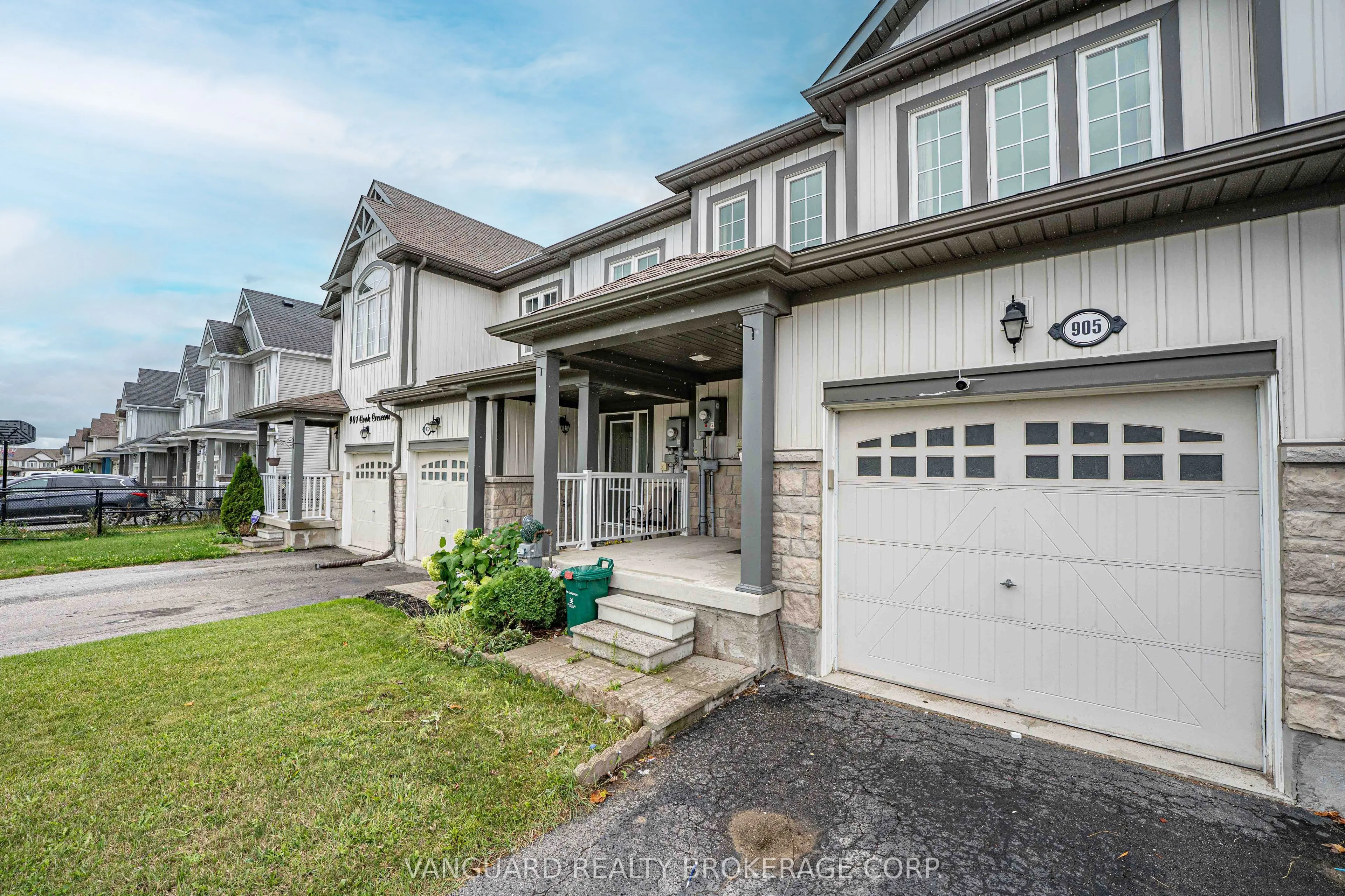 905 Cook Crescent