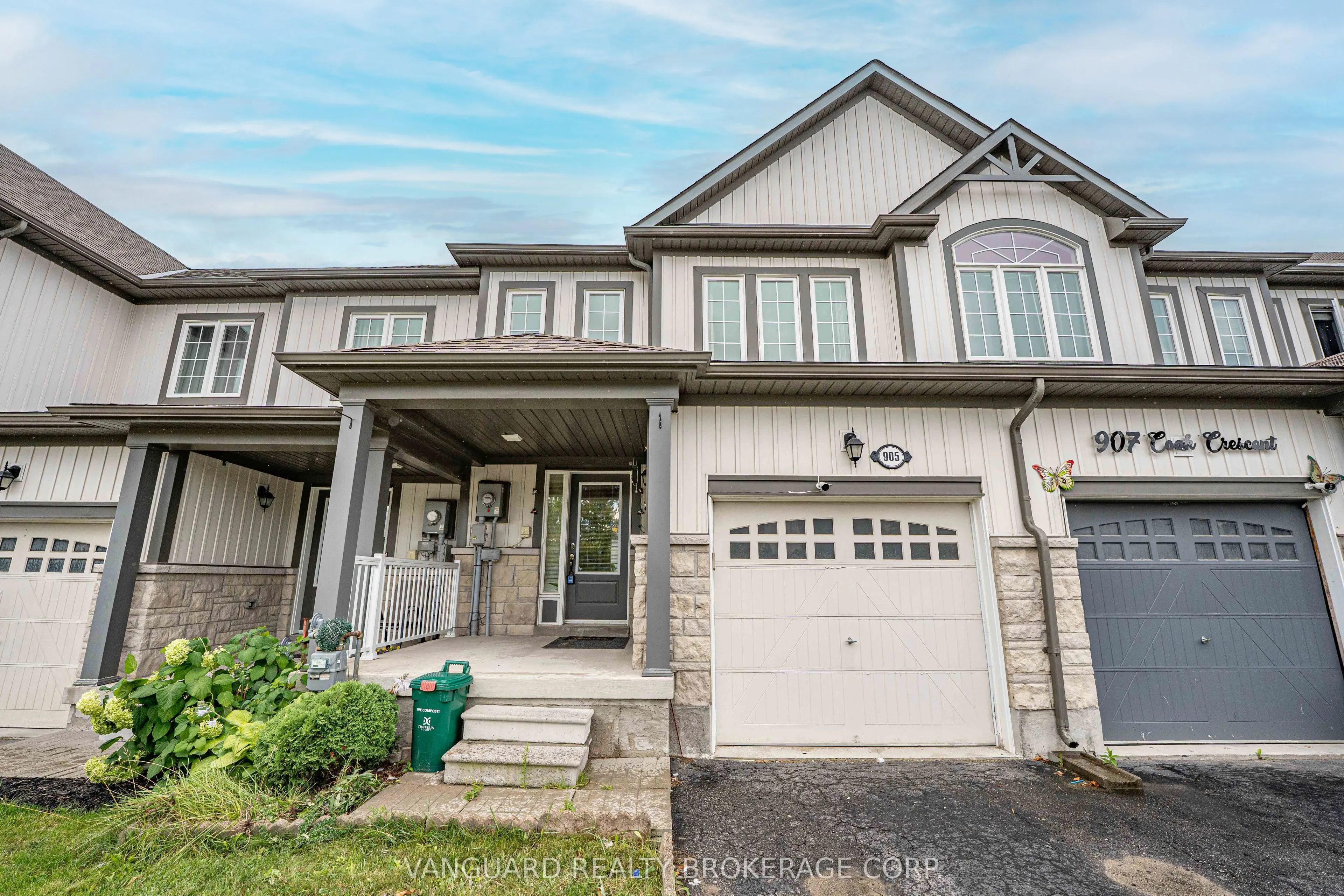 905 Cook Crescent
