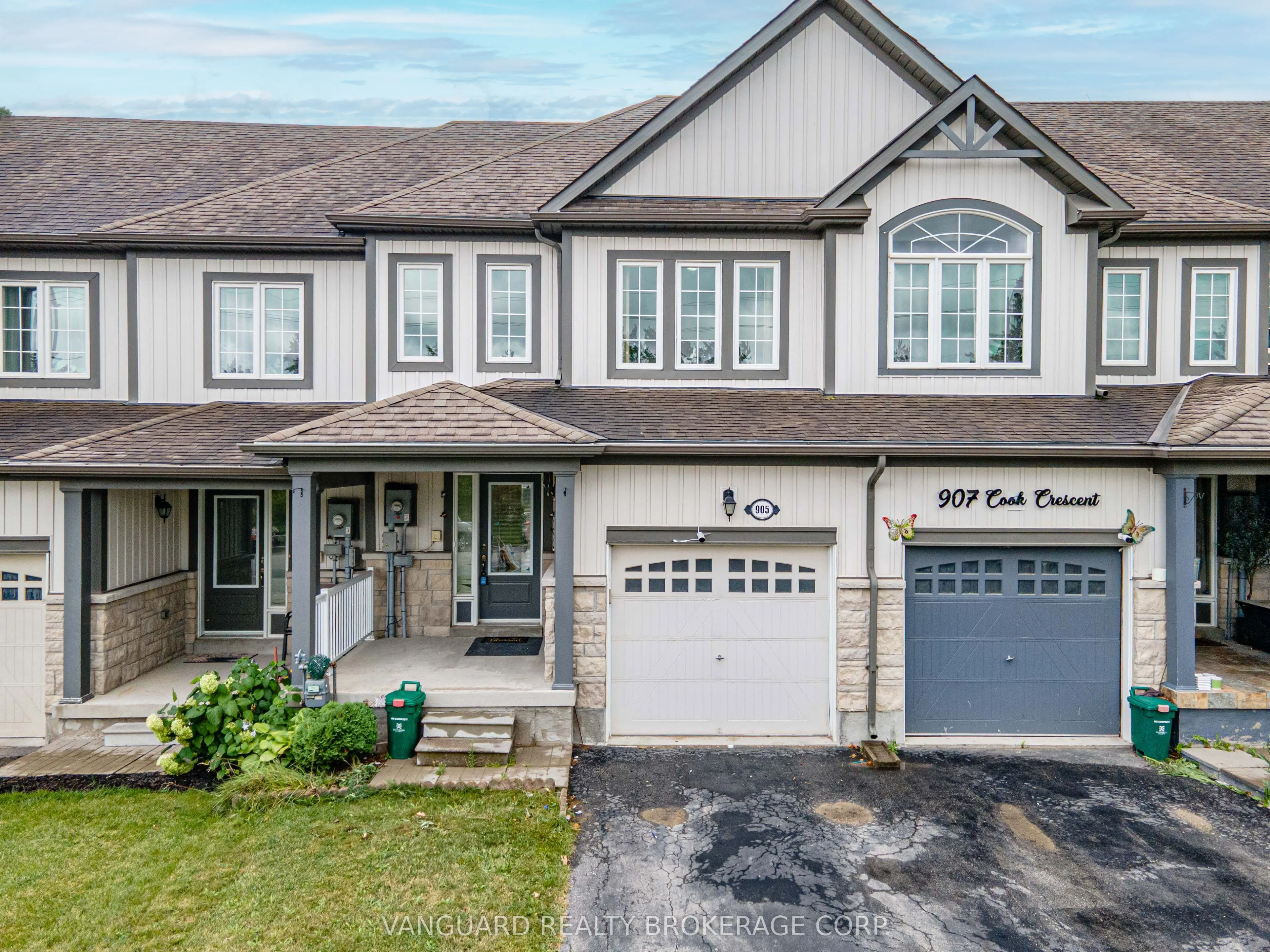 905 Cook Crescent