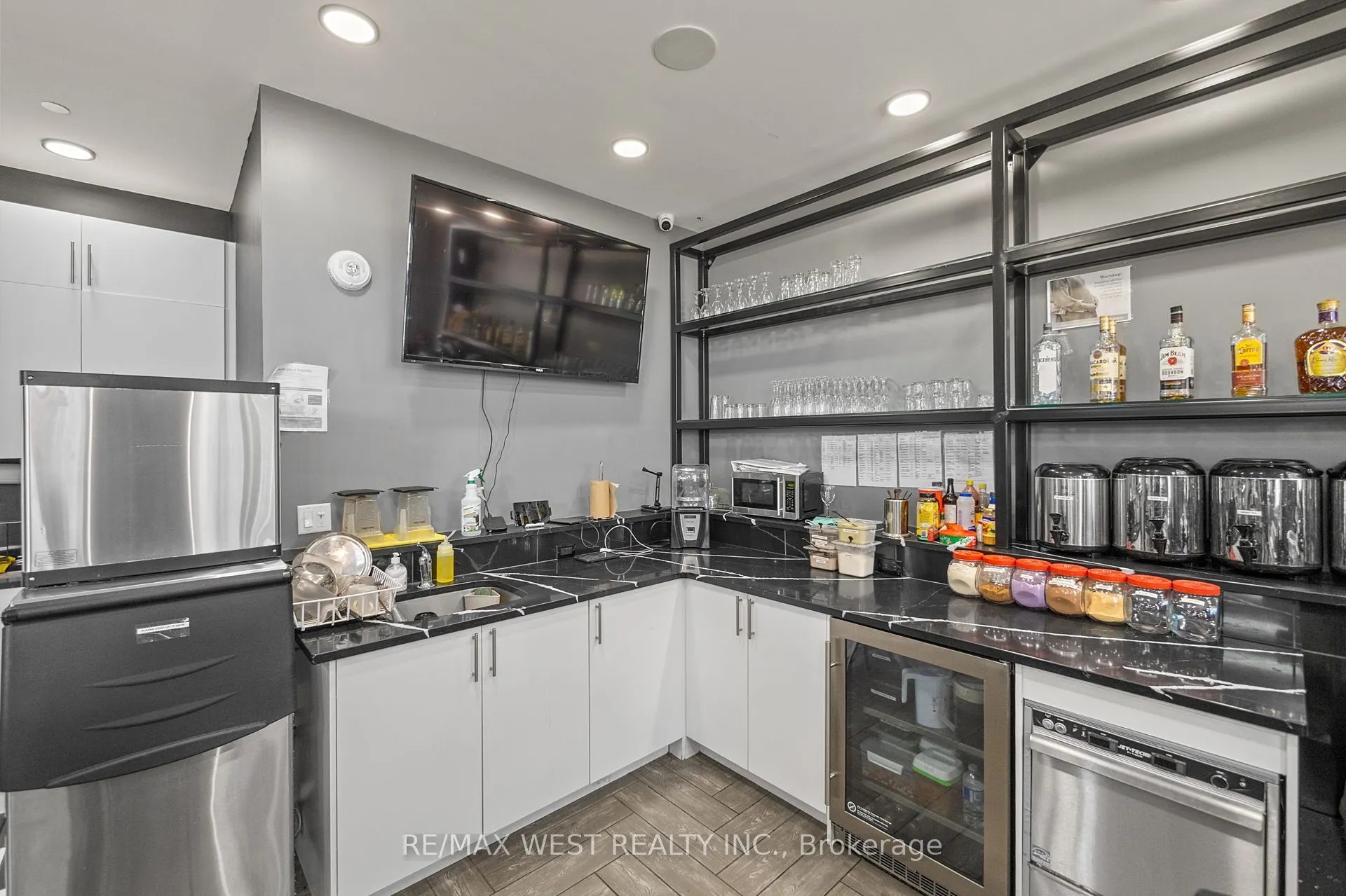 130 Columbia St W Street, #211-213