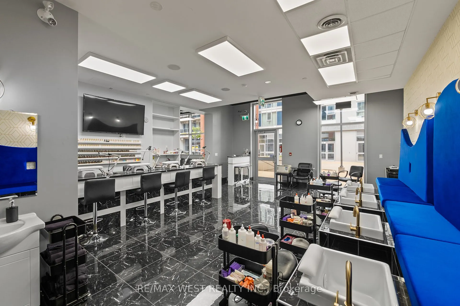130 Columbia St W Street, #211-213