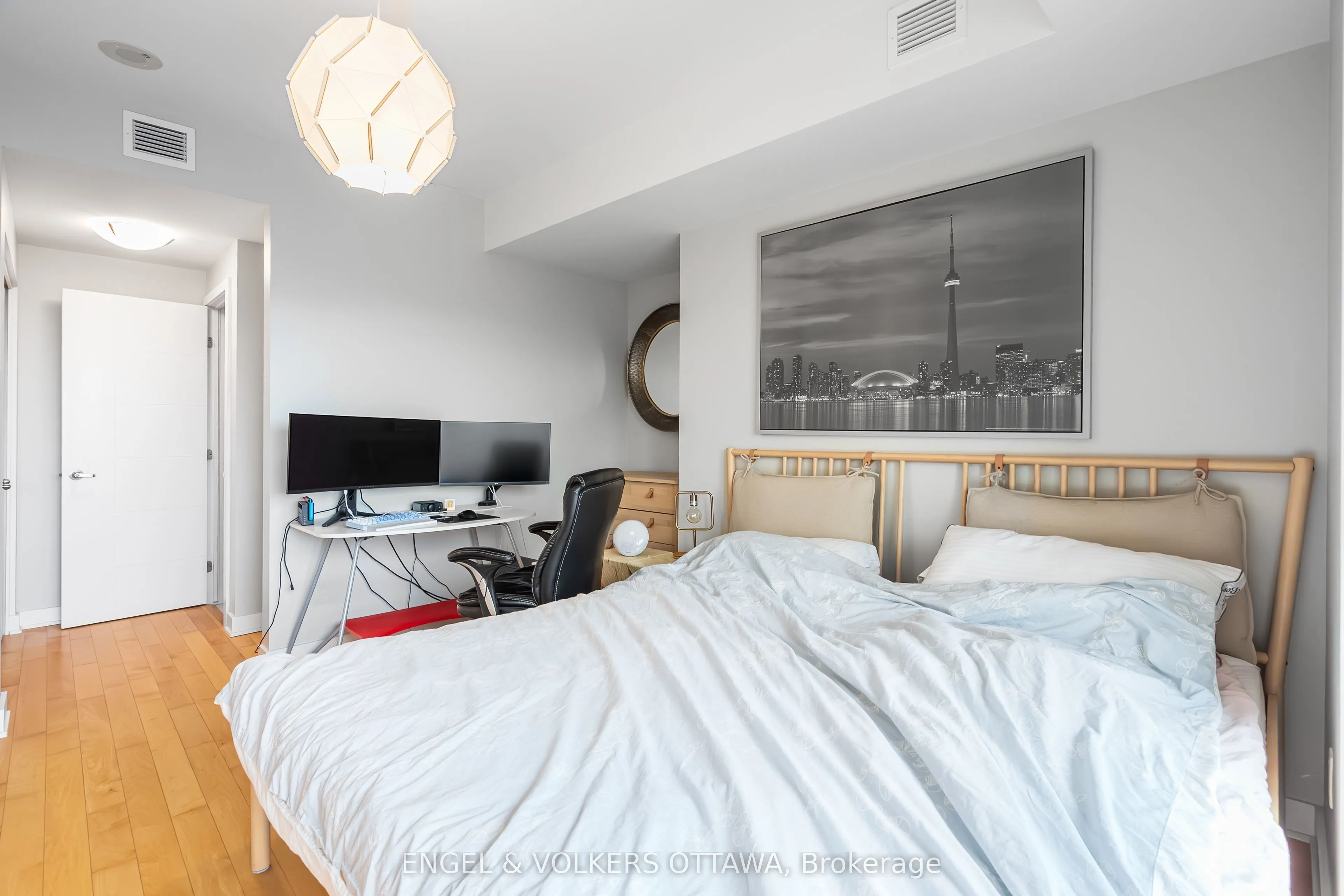 40 Nepean Street, #907