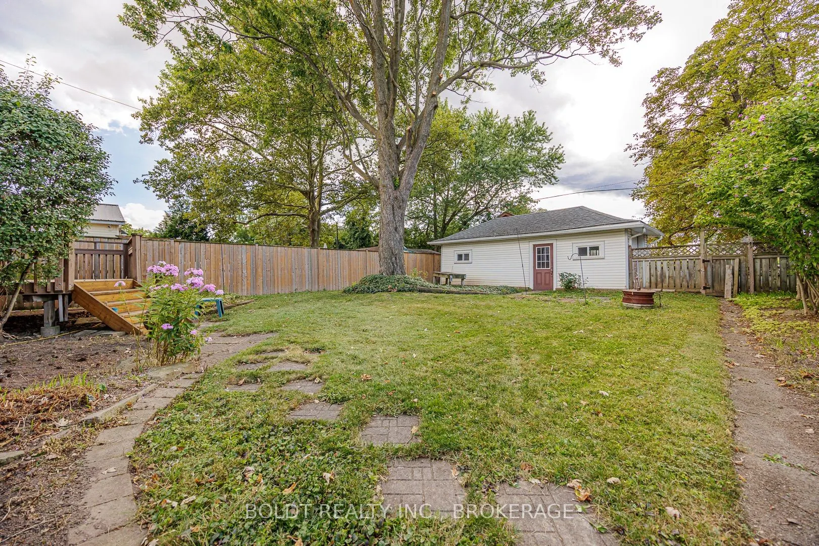 61 WELLAND Street S