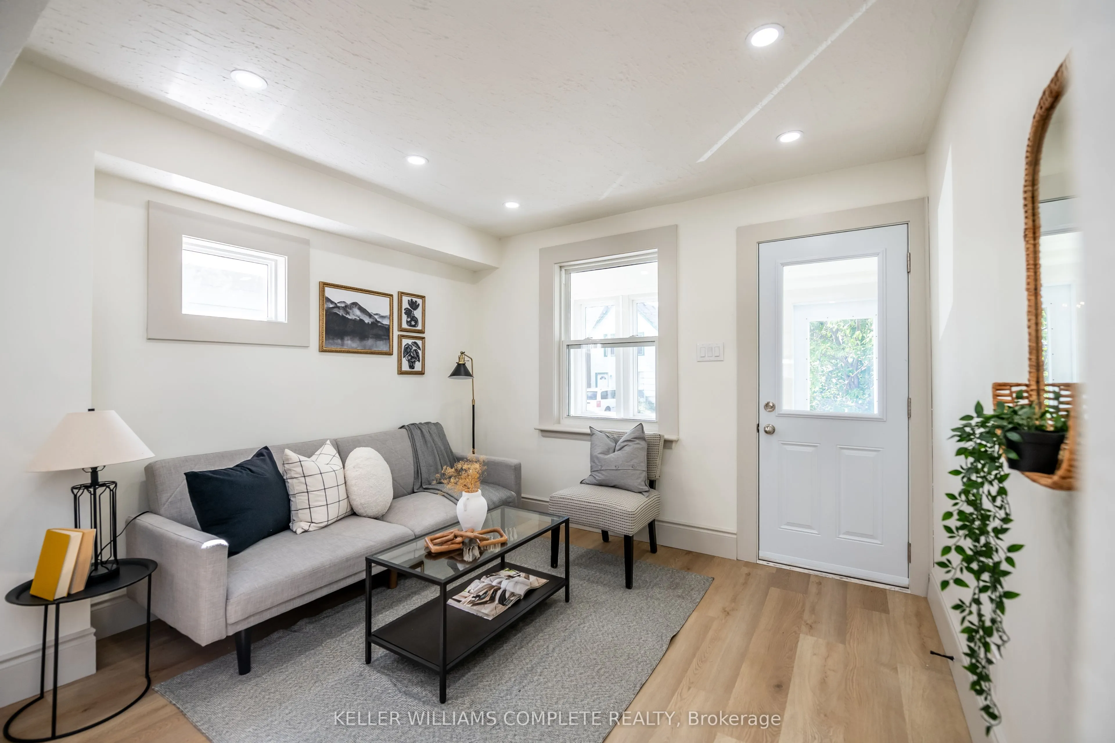 155 Picton Street E