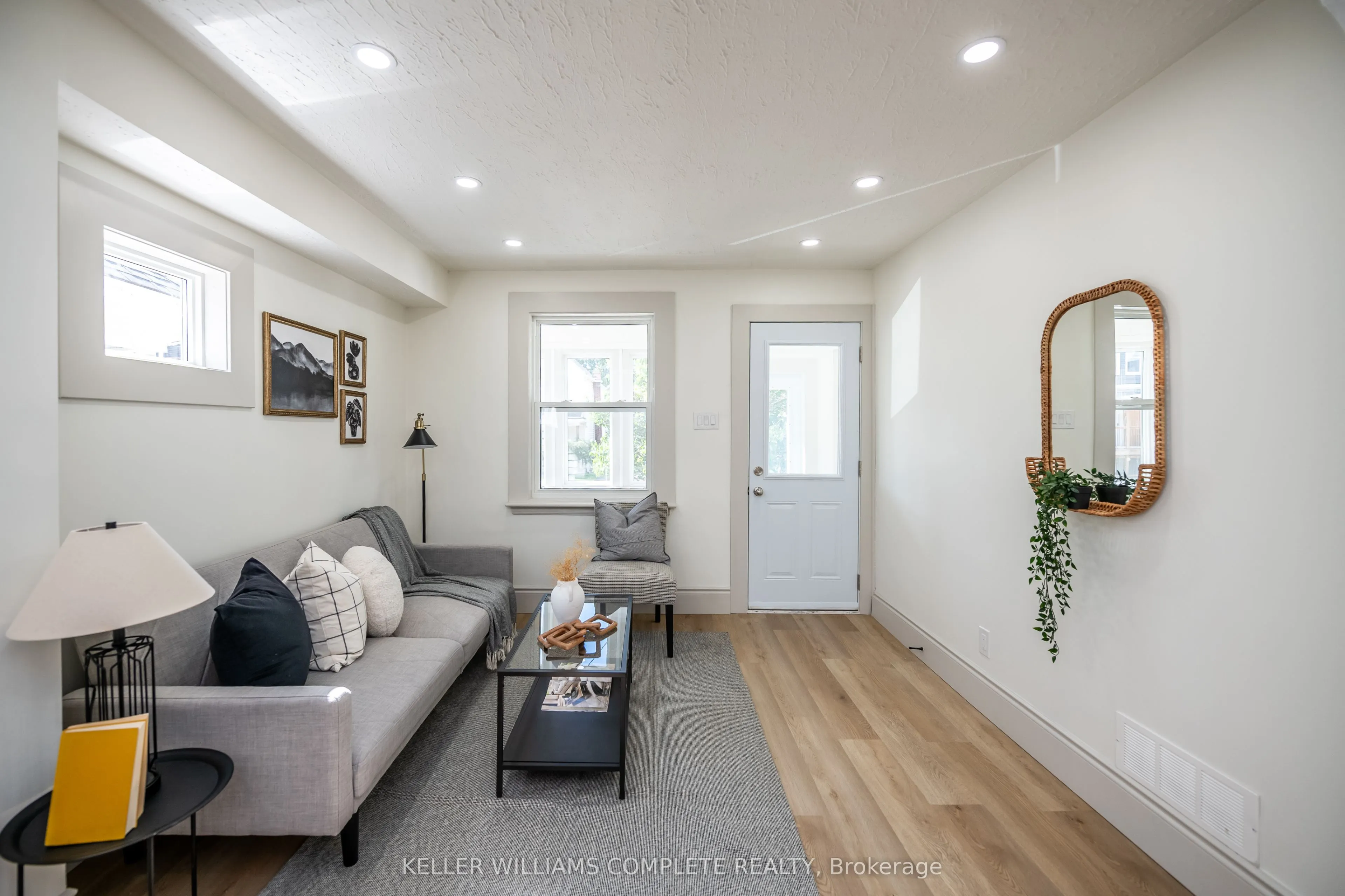 155 Picton Street E