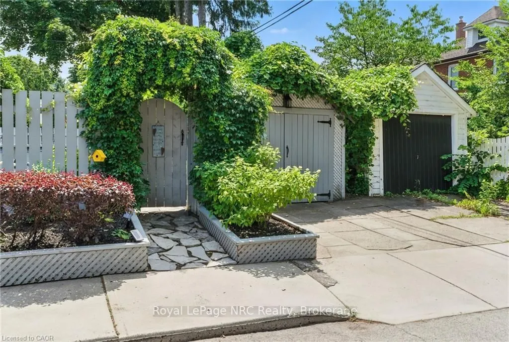 98 Kensington Avenue S