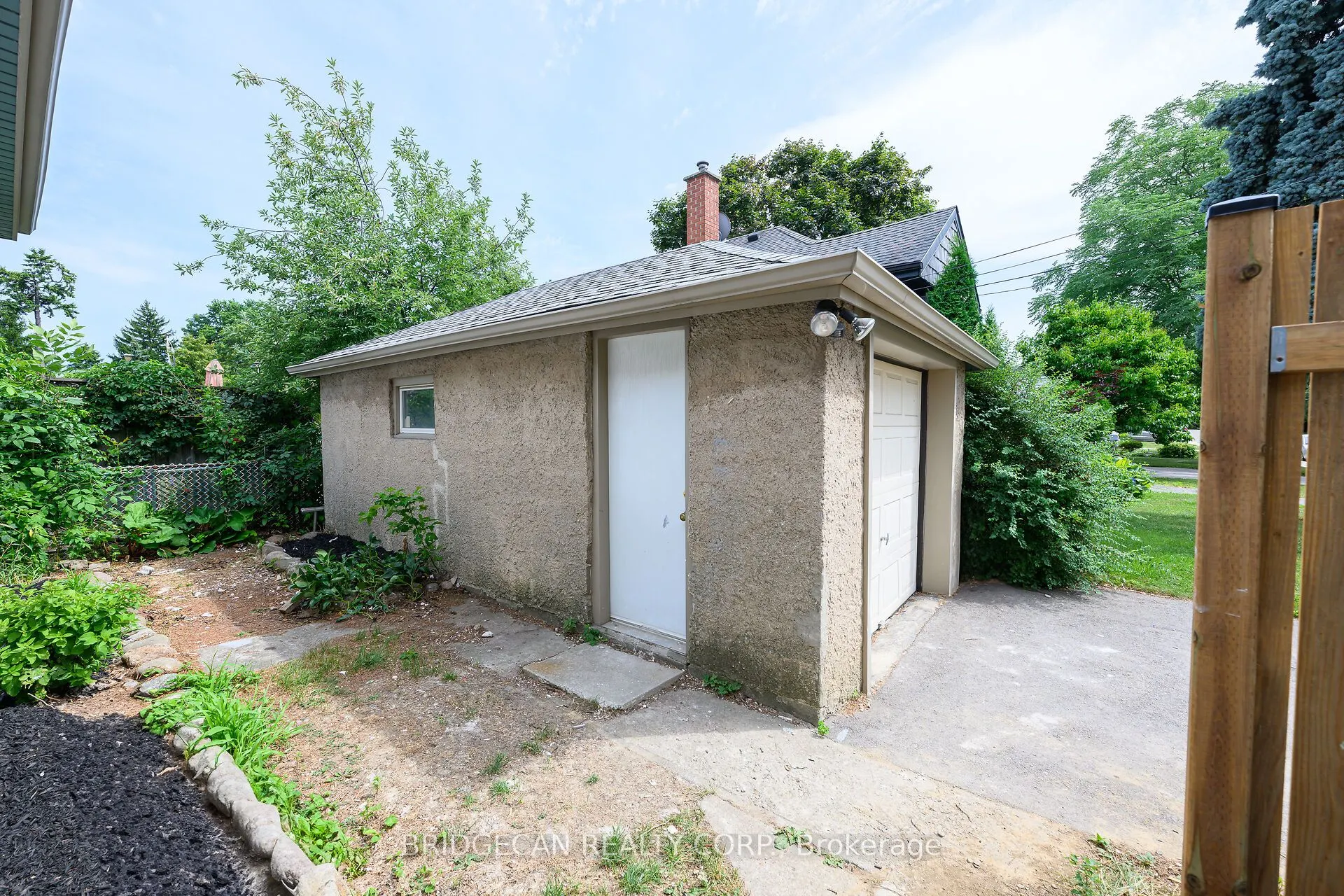 258 Brucedale Avenue E