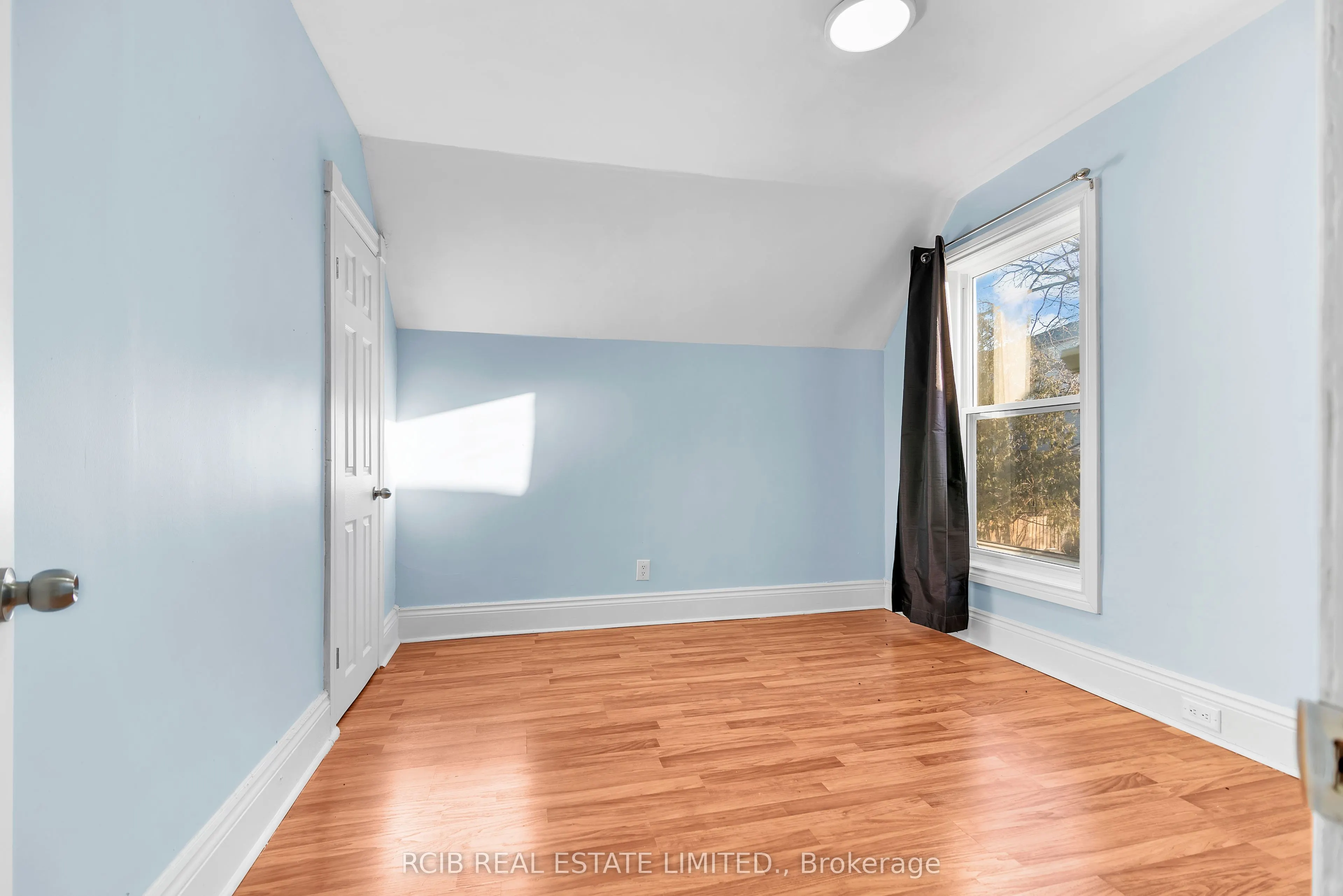 224 Burlington Street E