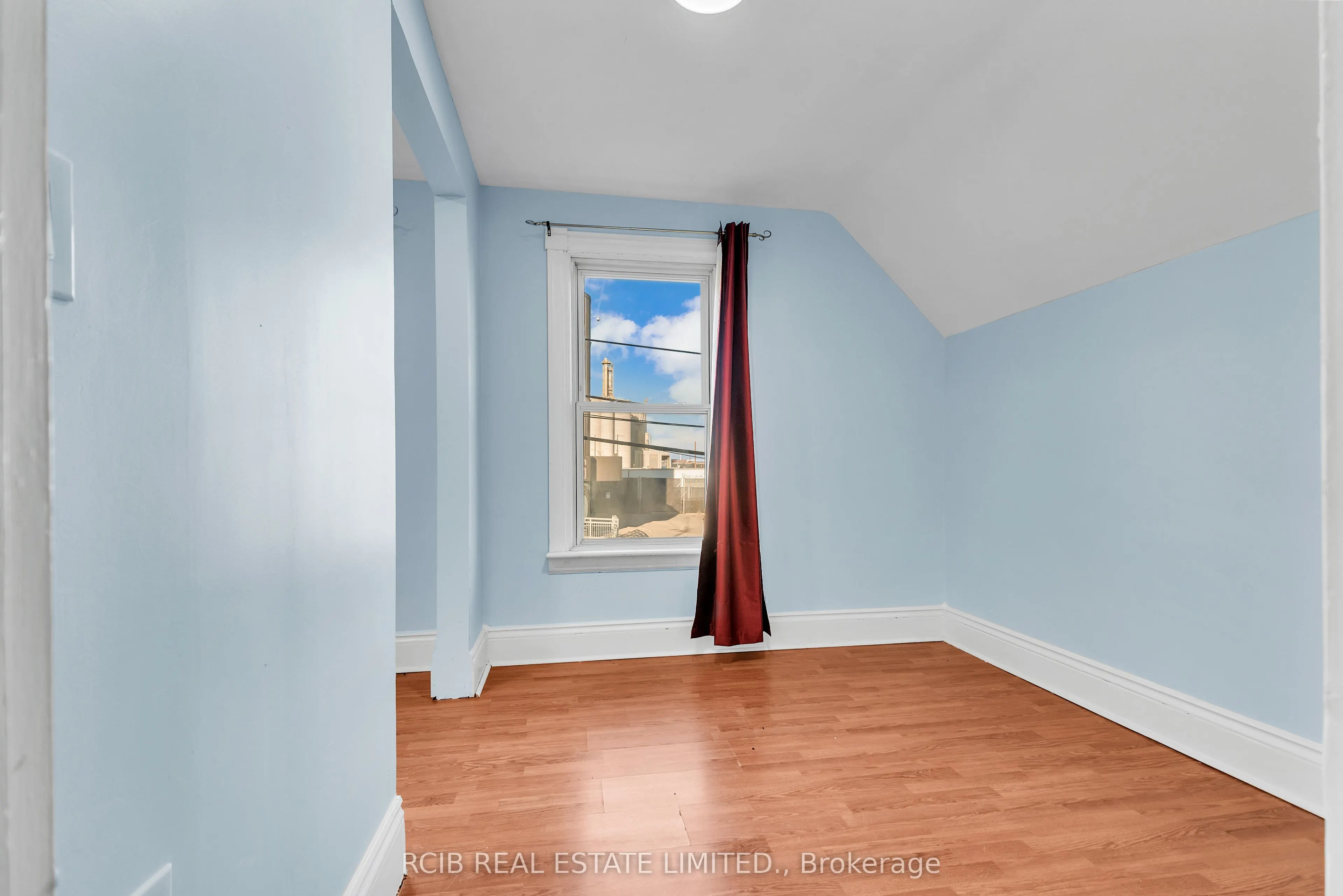224 Burlington Street E