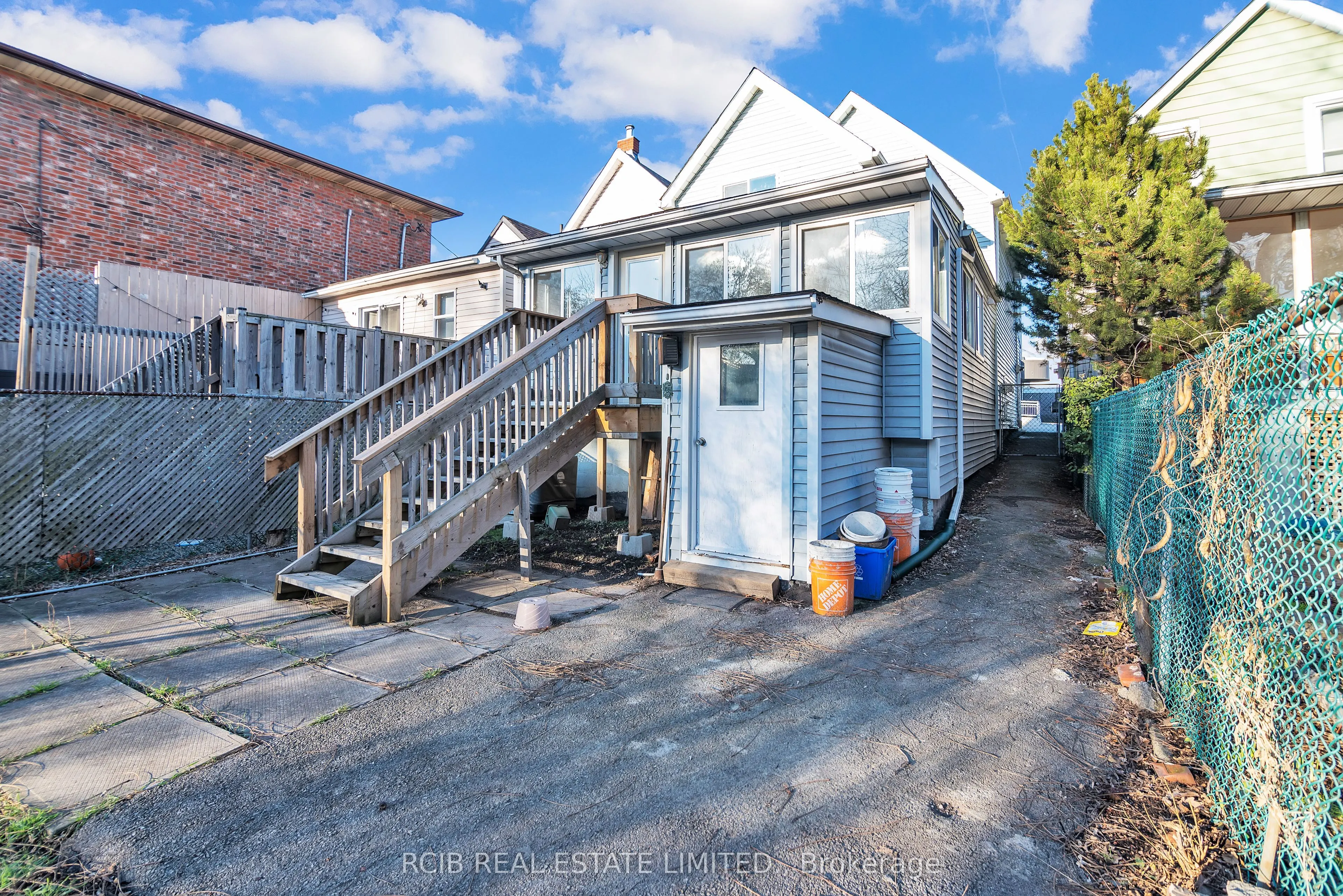 224 Burlington Street E