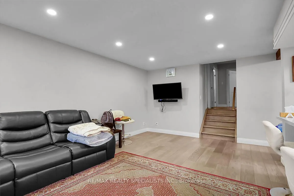 17 LOCUST Crescent