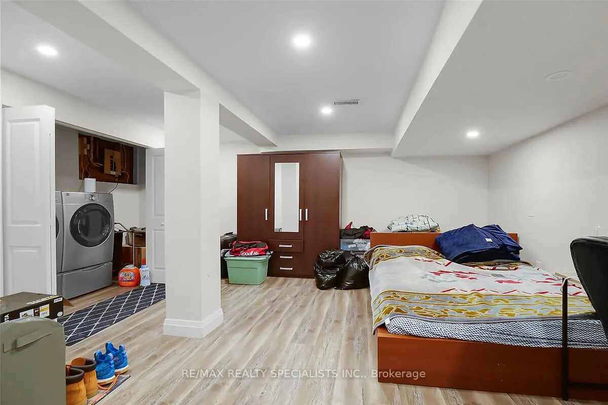 17 LOCUST Crescent