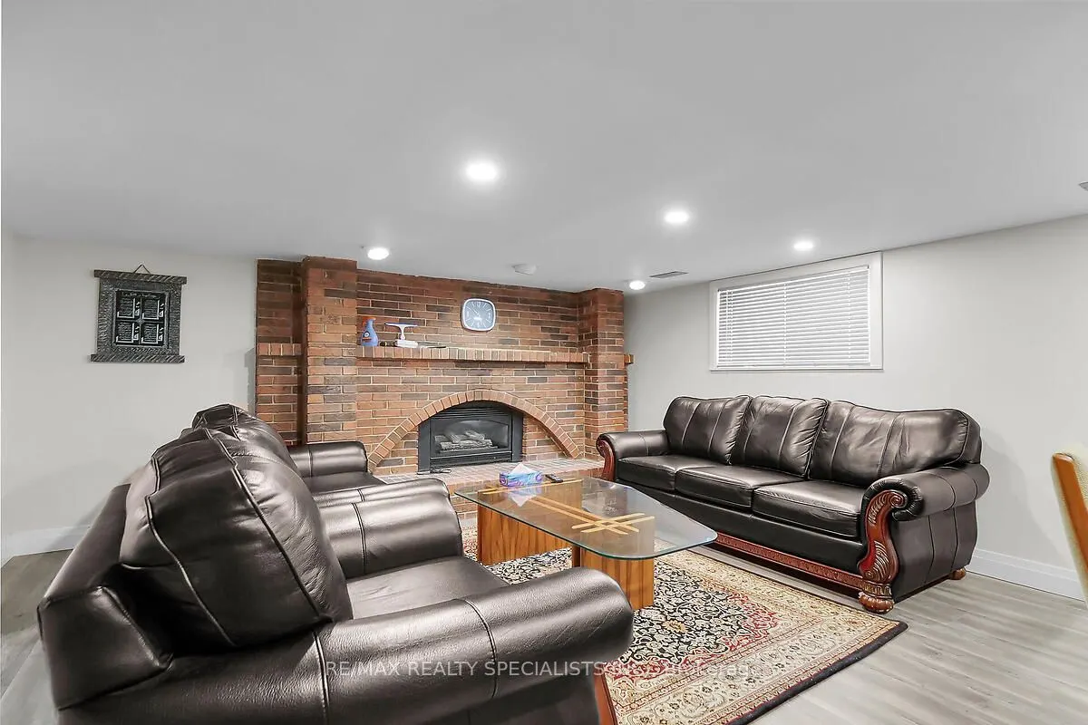 17 LOCUST Crescent