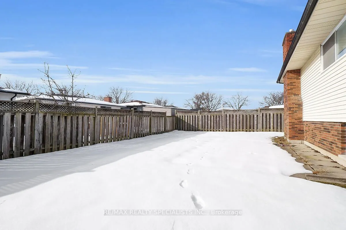 17 LOCUST Crescent