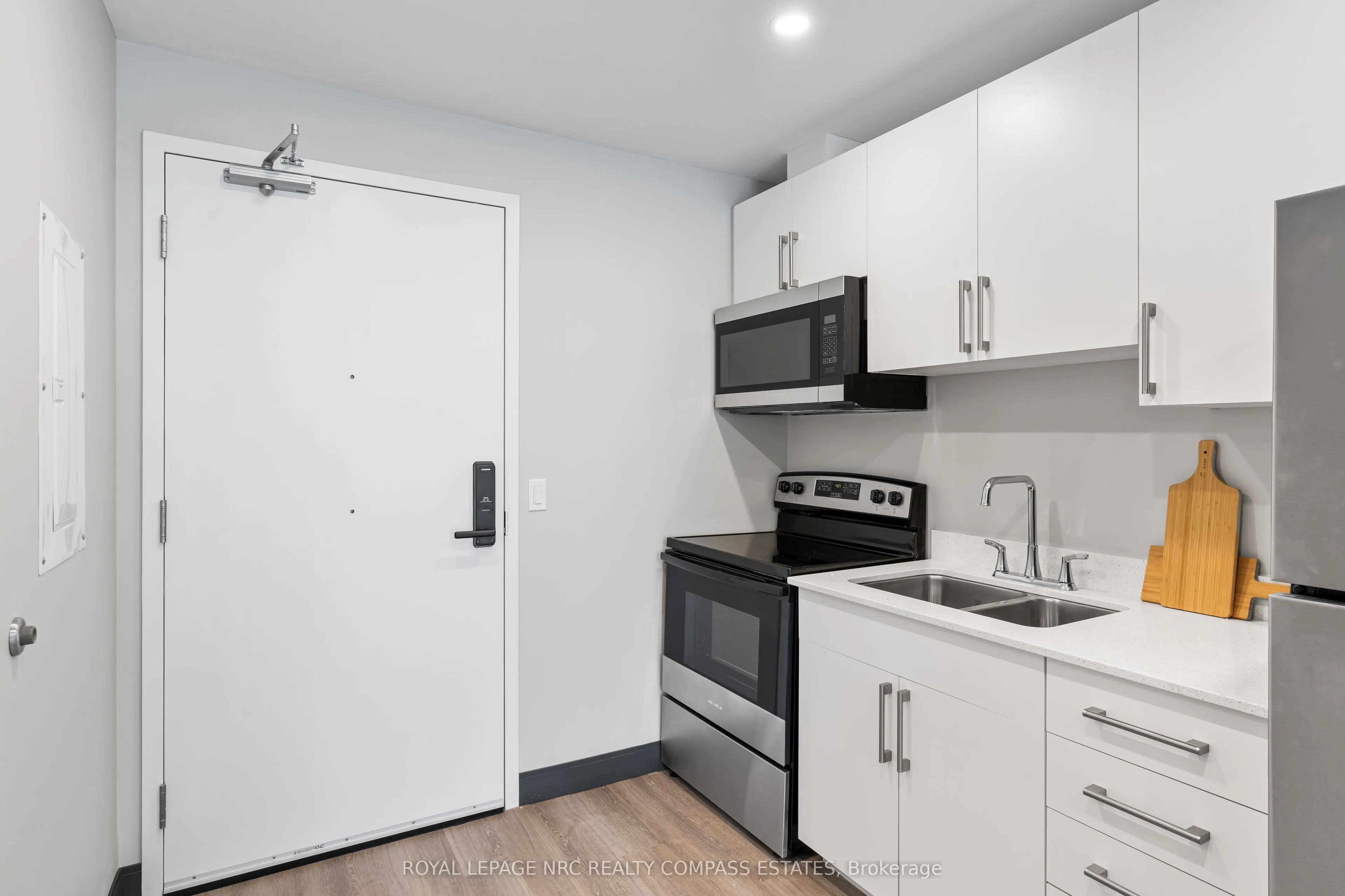 695 Niagara Street, #421