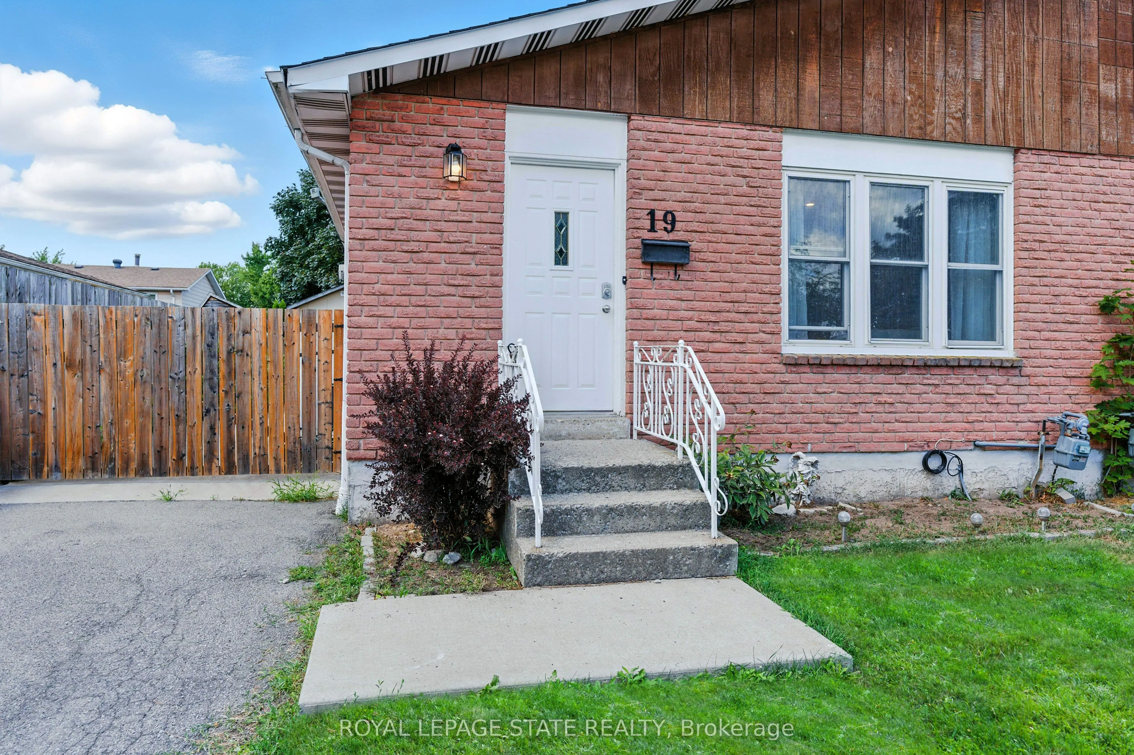 19 Lampman Crescent