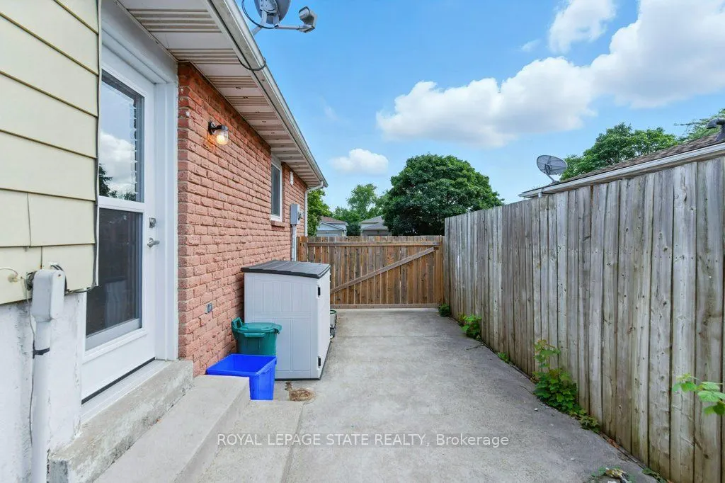 19 Lampman Crescent