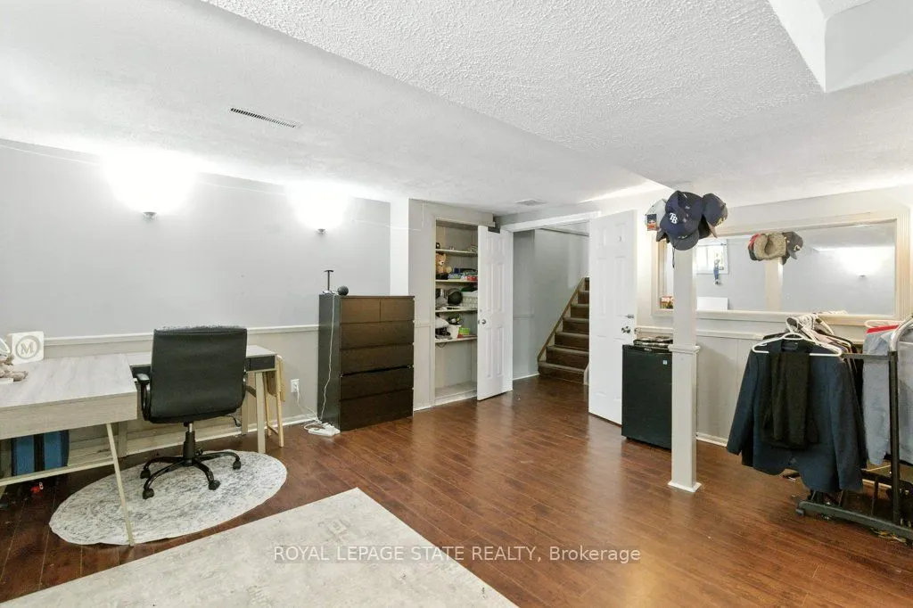 19 Lampman Crescent