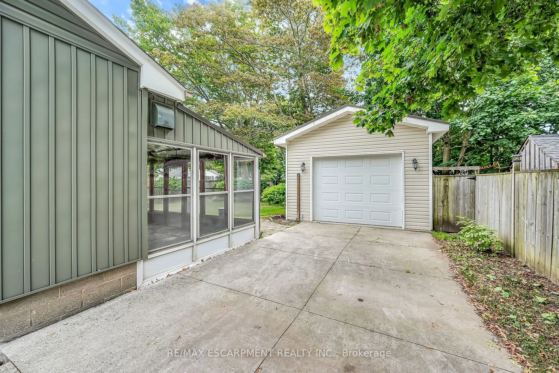 160 Elizabeth Crescent