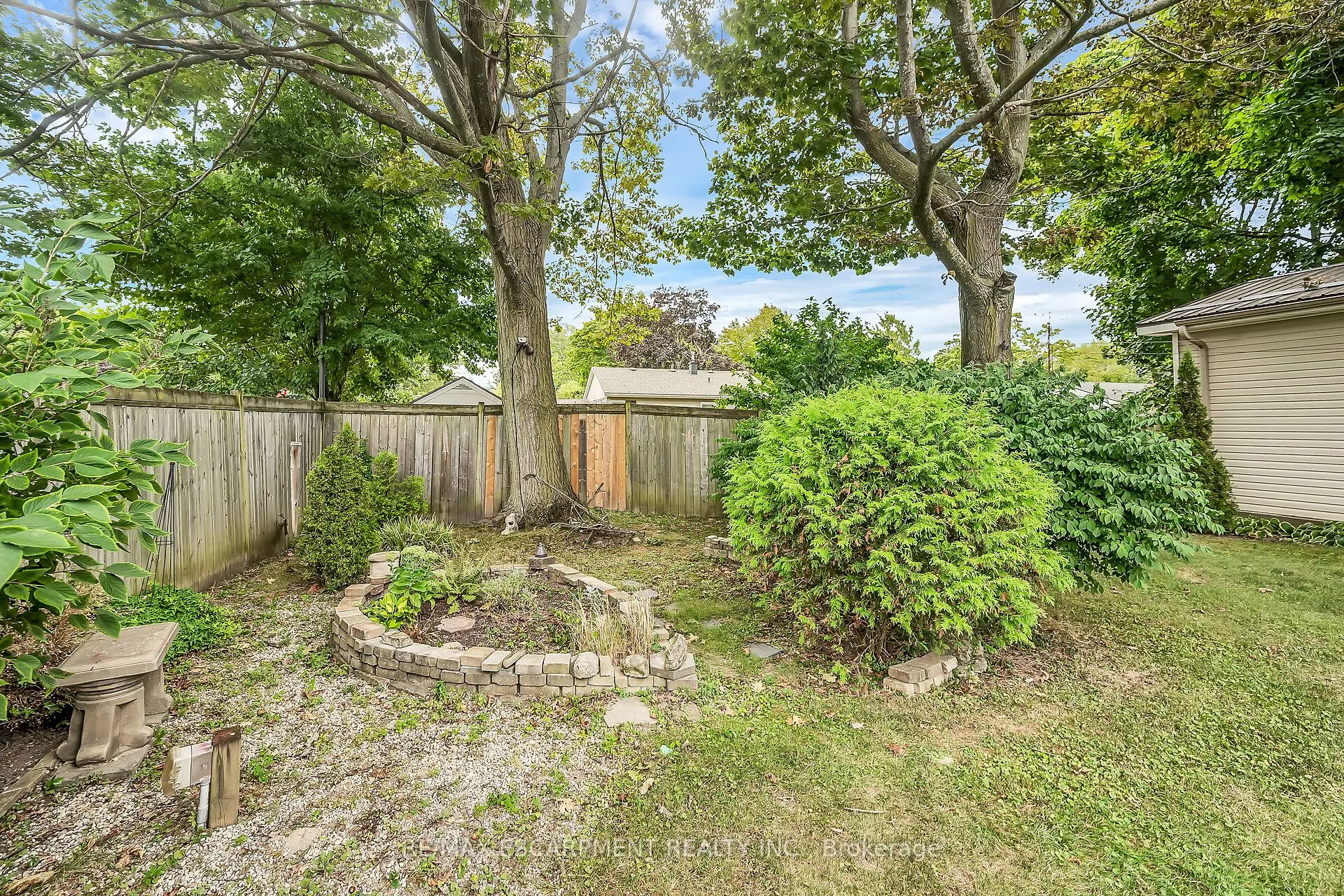 160 Elizabeth Crescent