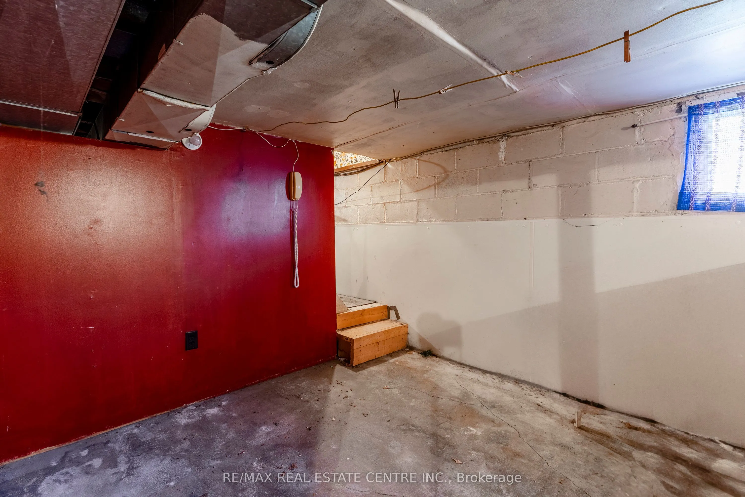 27 Barons Avenue N