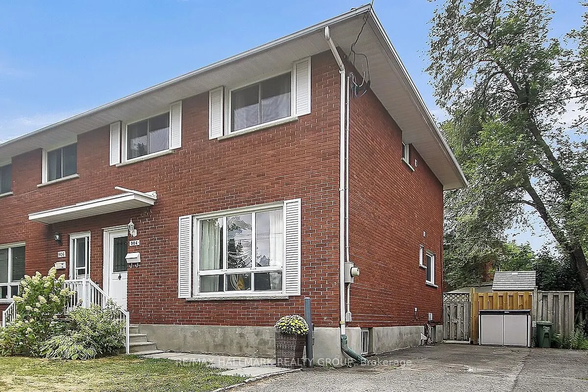 904 Pinewood Crescent