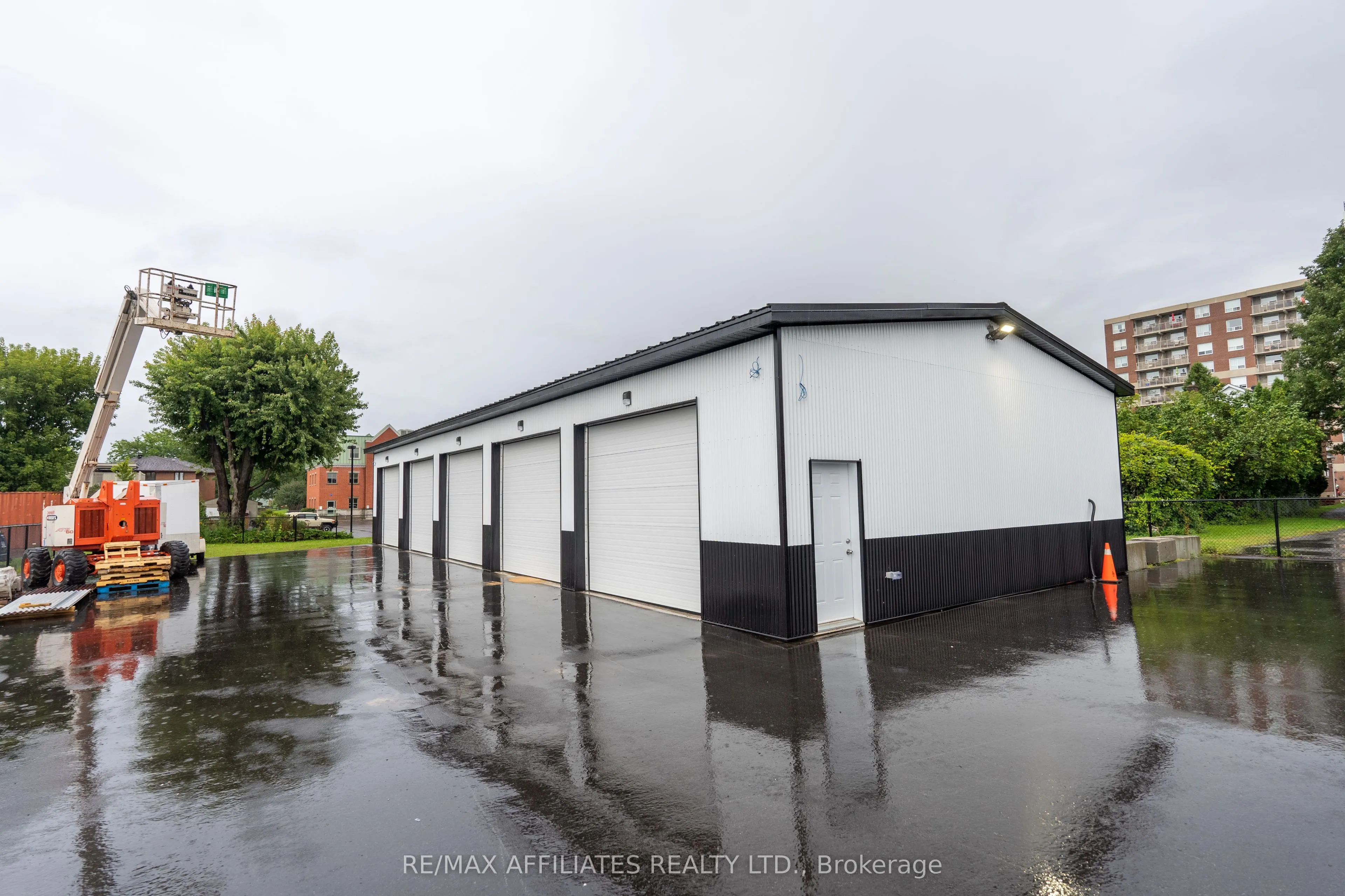 26 First (Garage) Street W