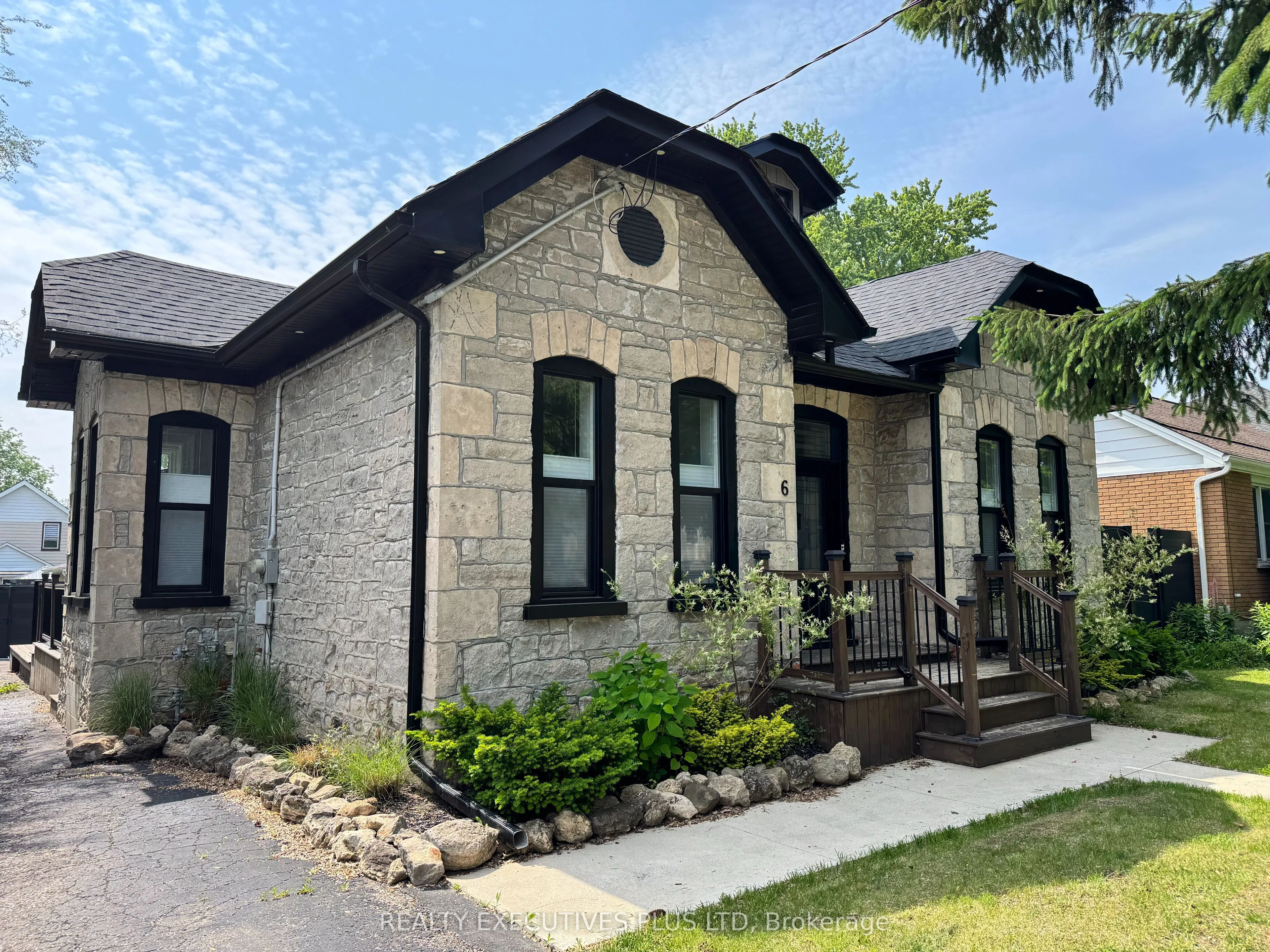 6 Elgin Street N