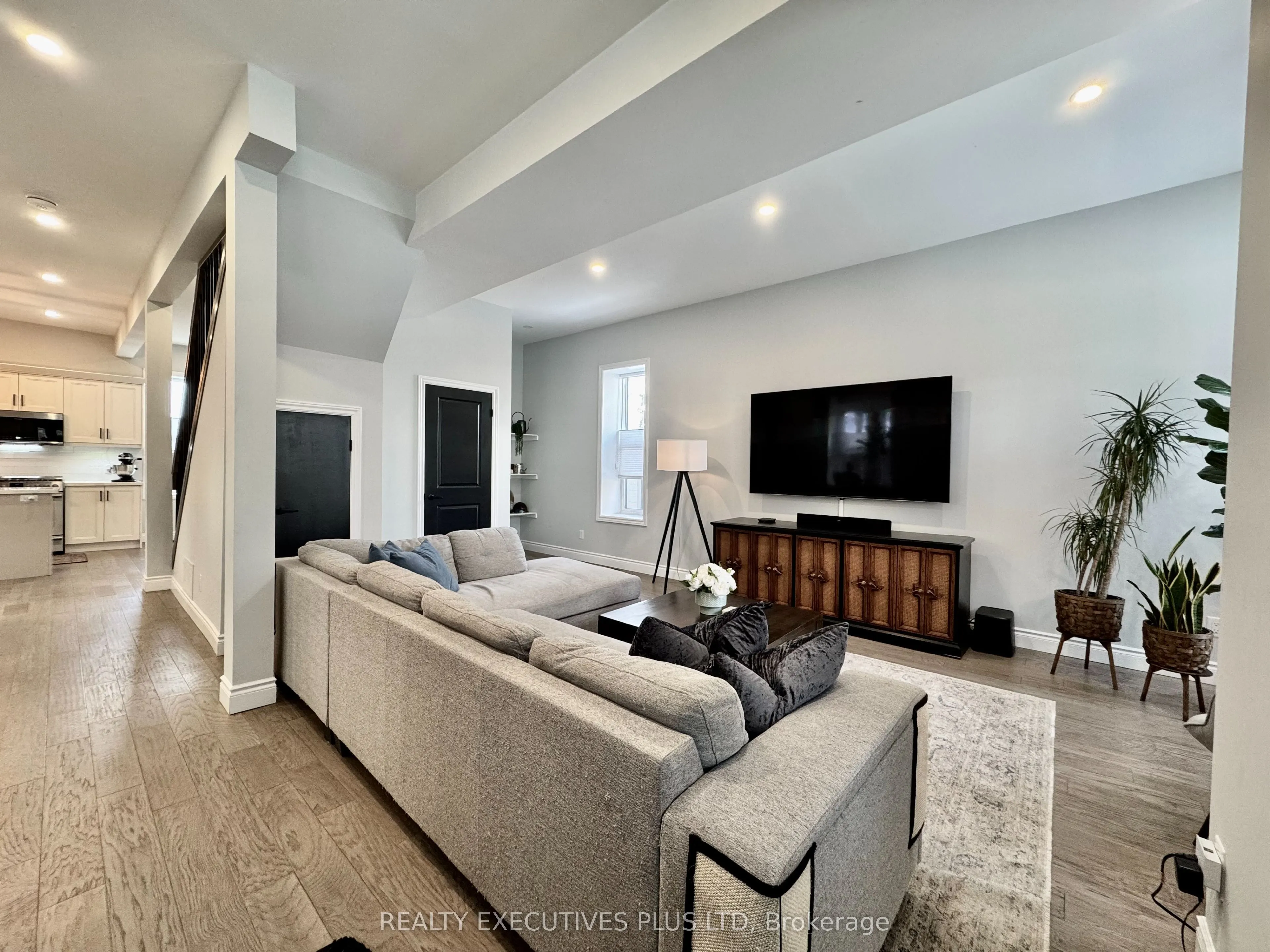 6 Elgin Street N