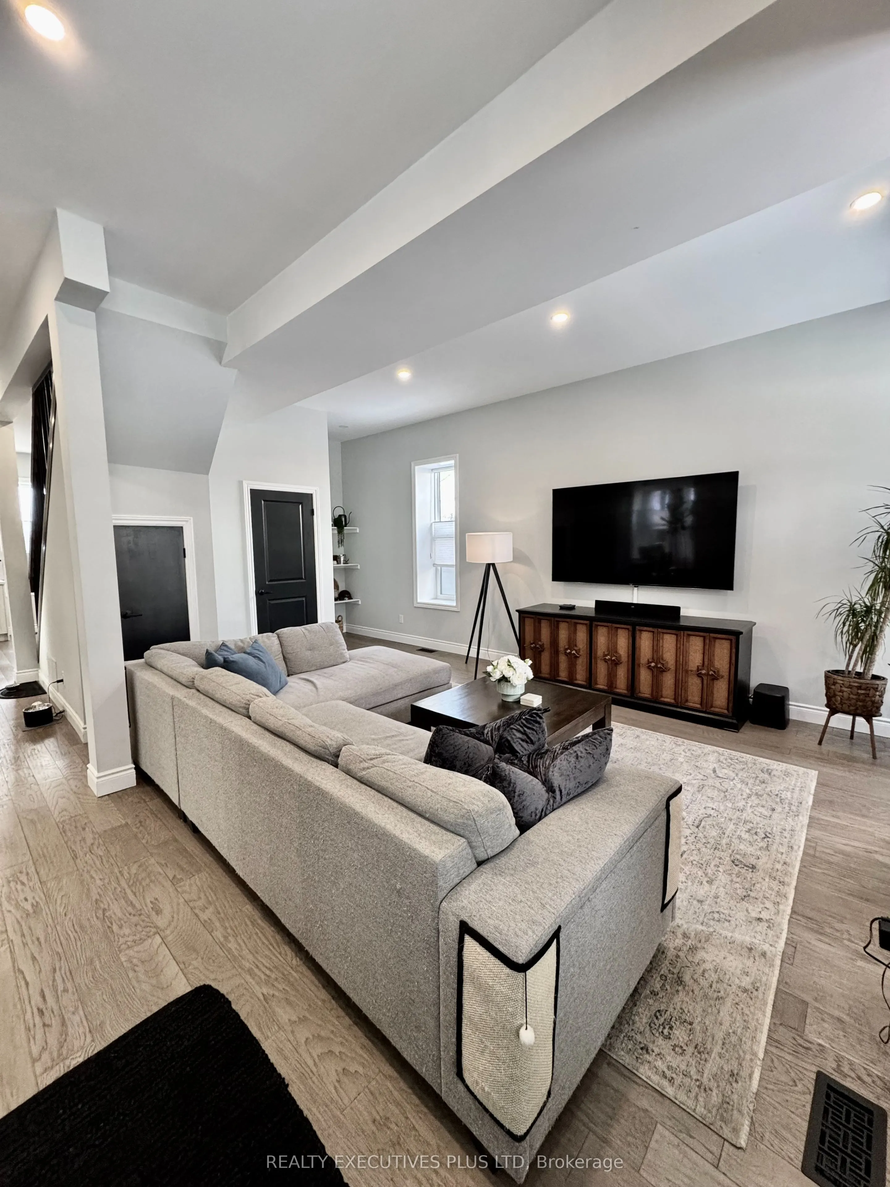 6 Elgin Street N