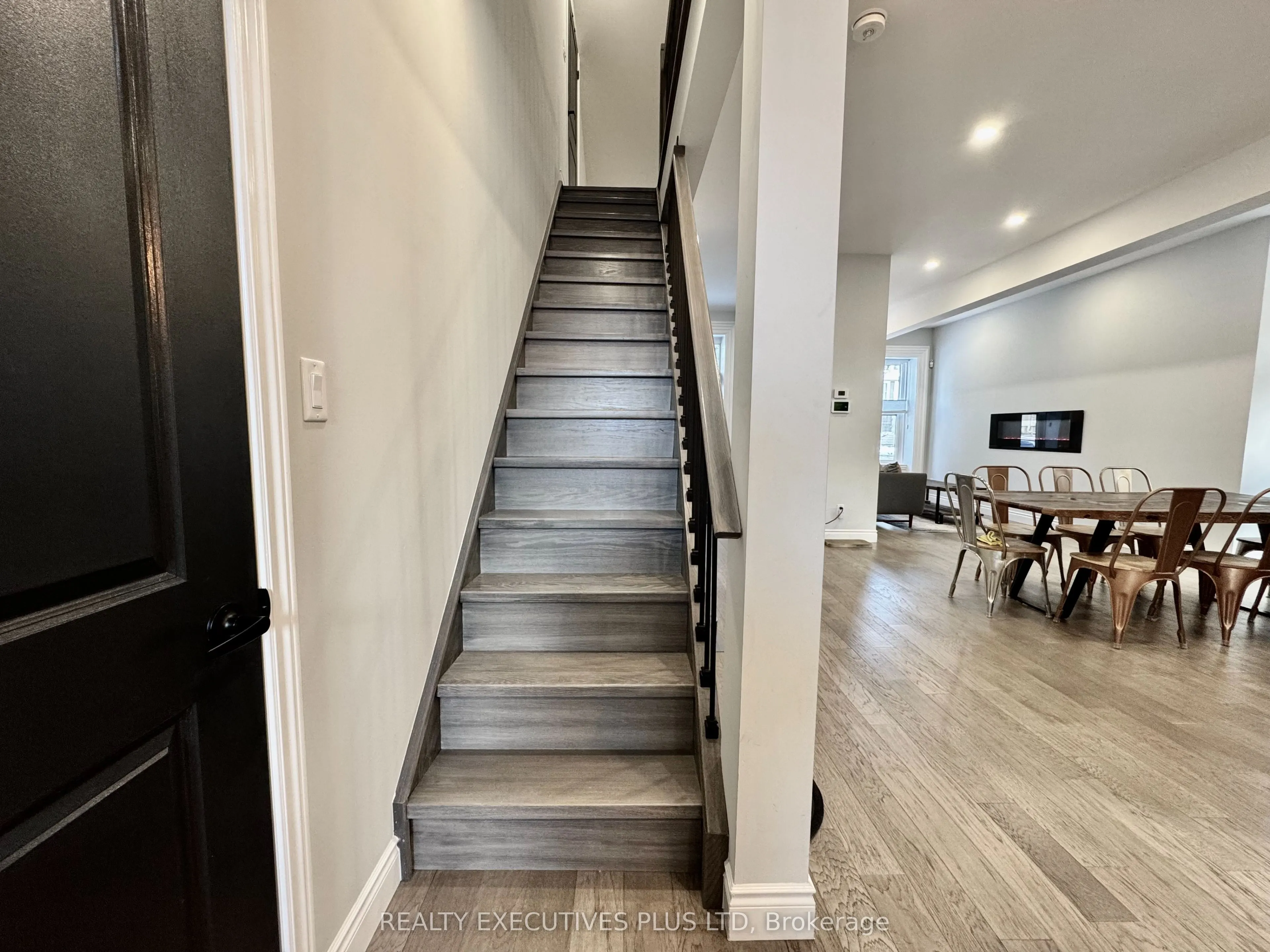 6 Elgin Street N