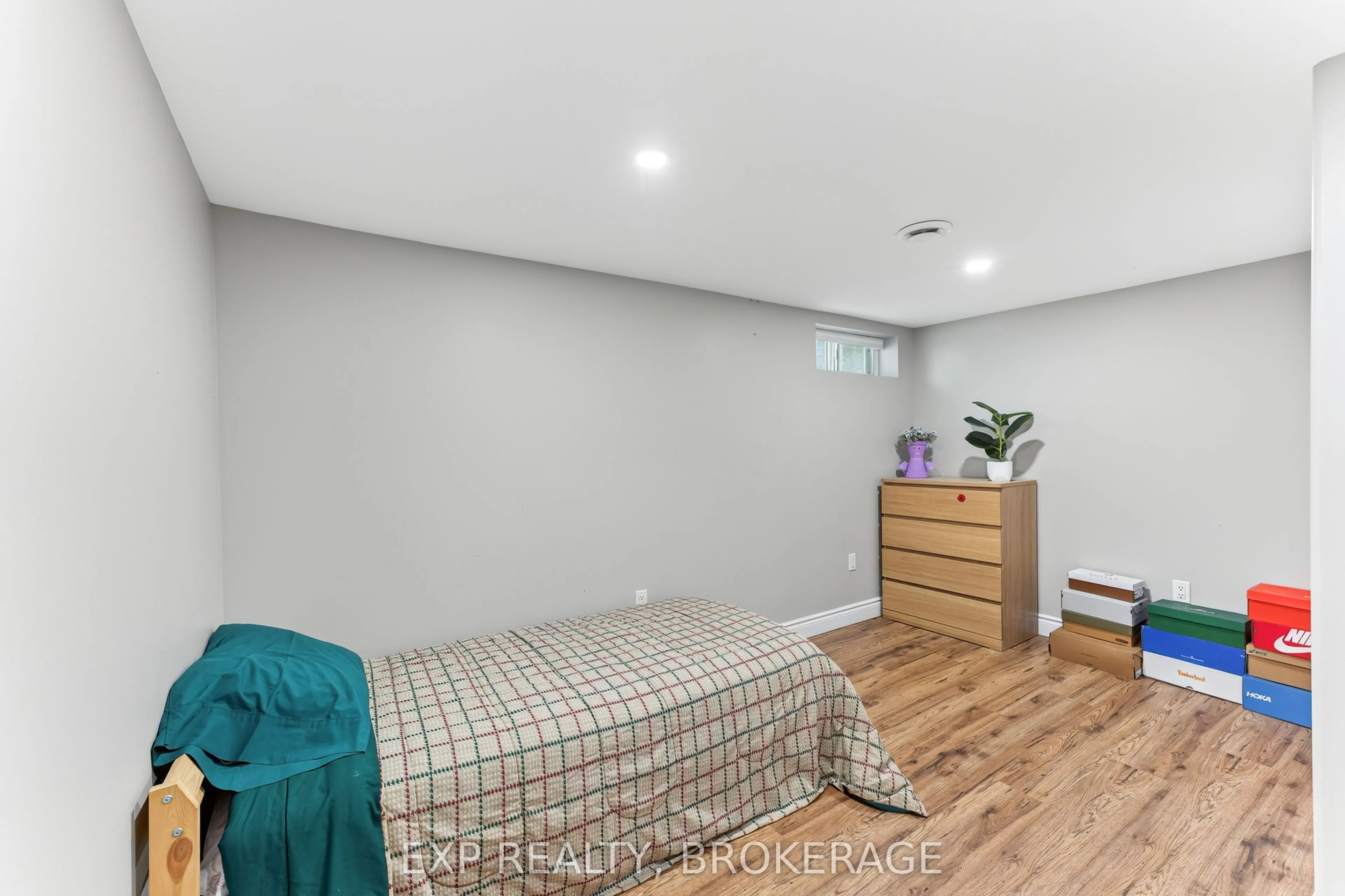 1284 WAVERLEY Crescent