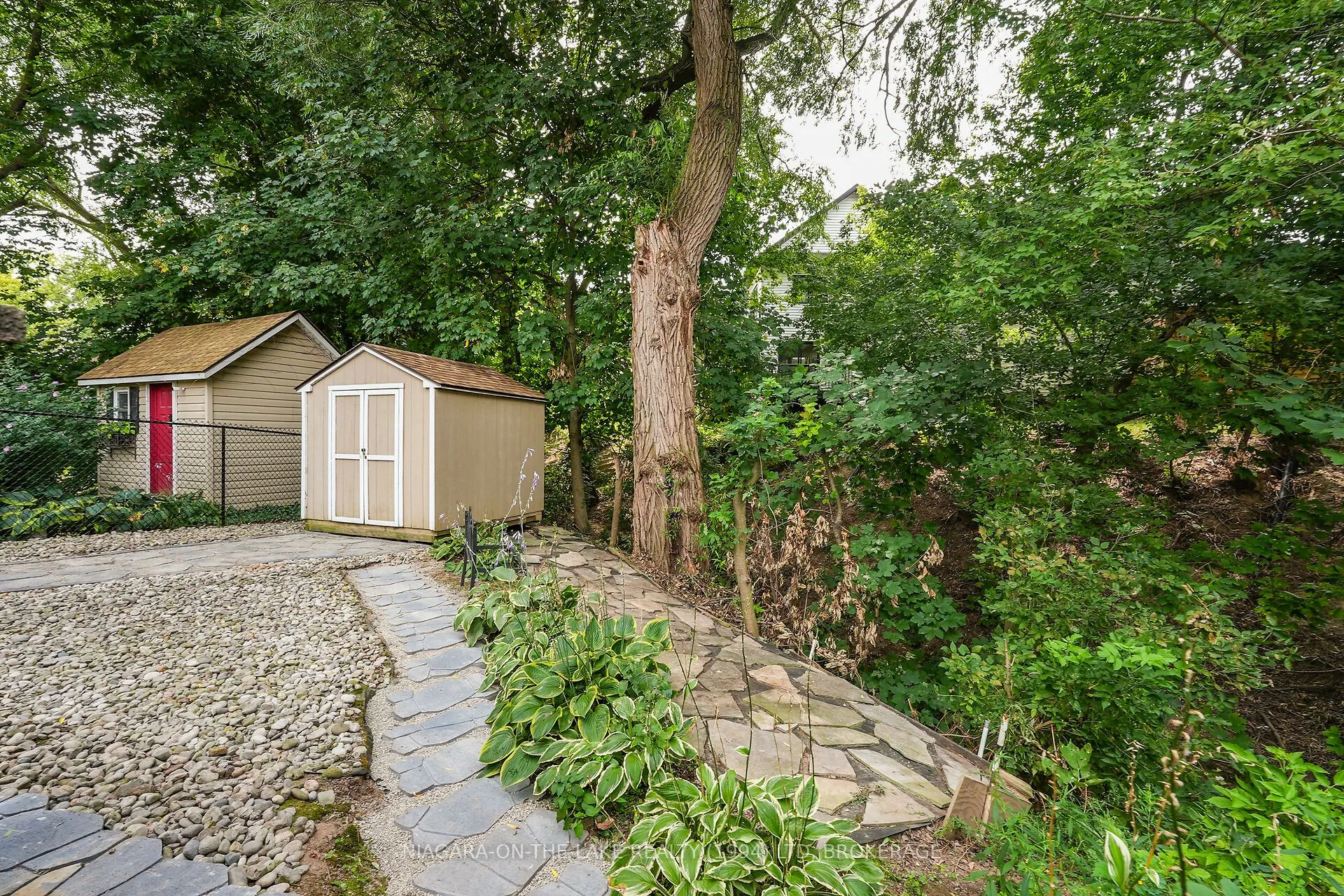 6 LAKESIDE Drive