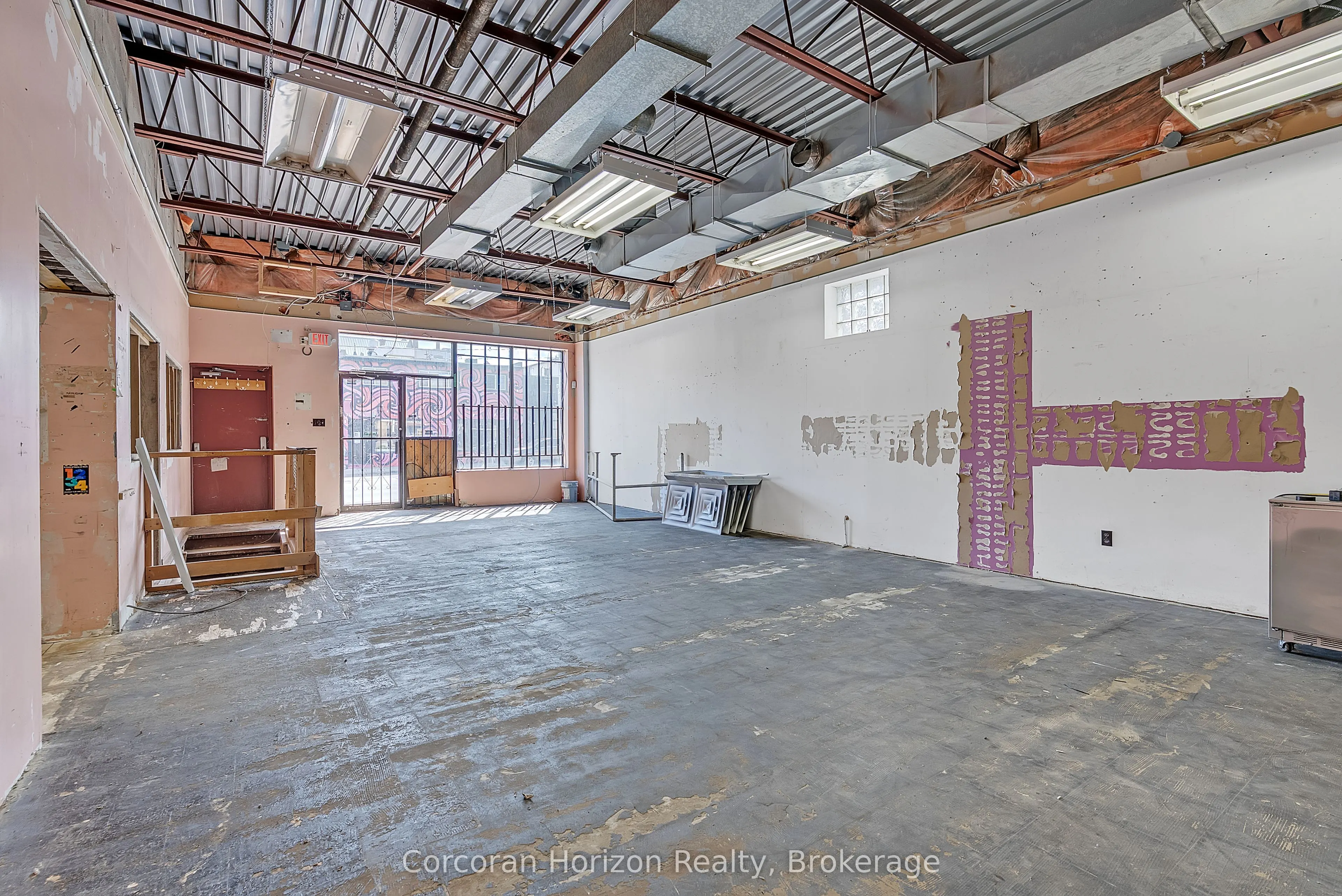 15 Barton Street E, #Main
