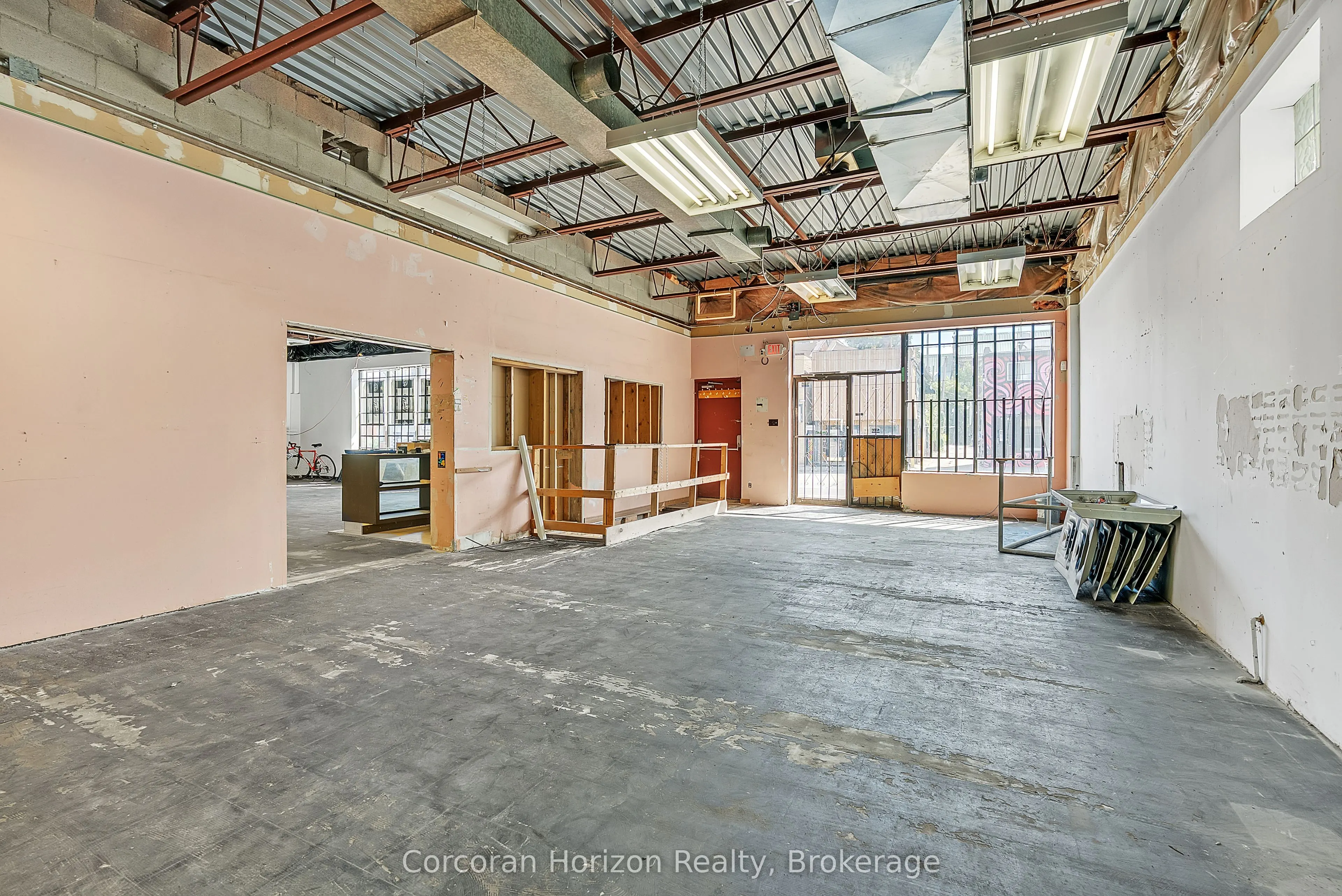 15 Barton Street E, #Main