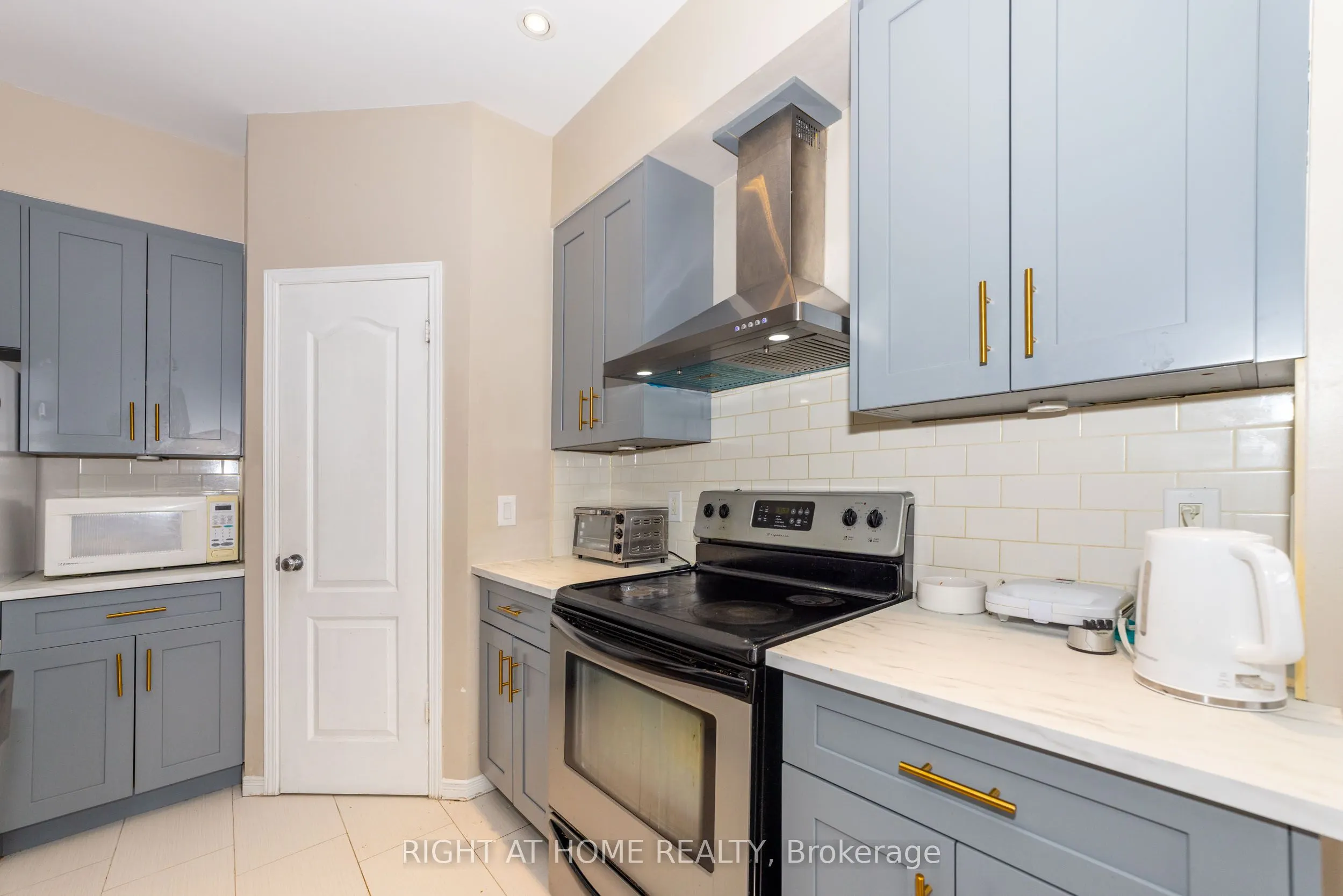 241 BADGELEY Avenue