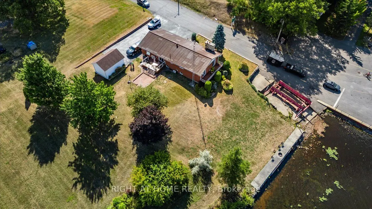 1835 Ch. du Traversier Street N