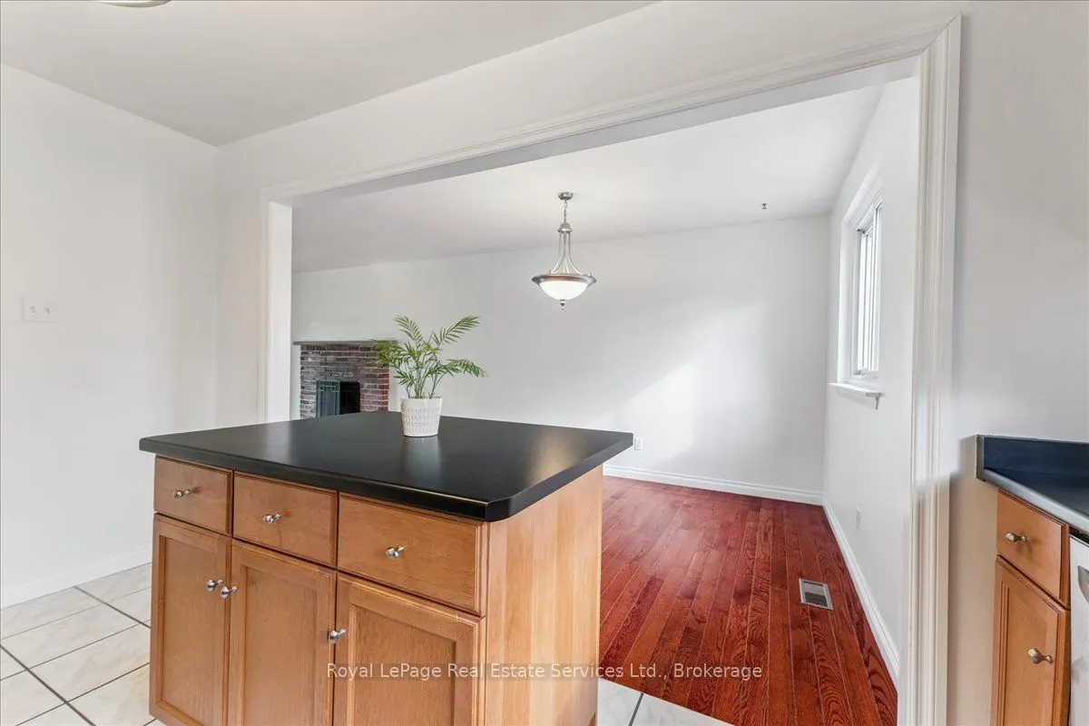 15 Queensdale Crescent