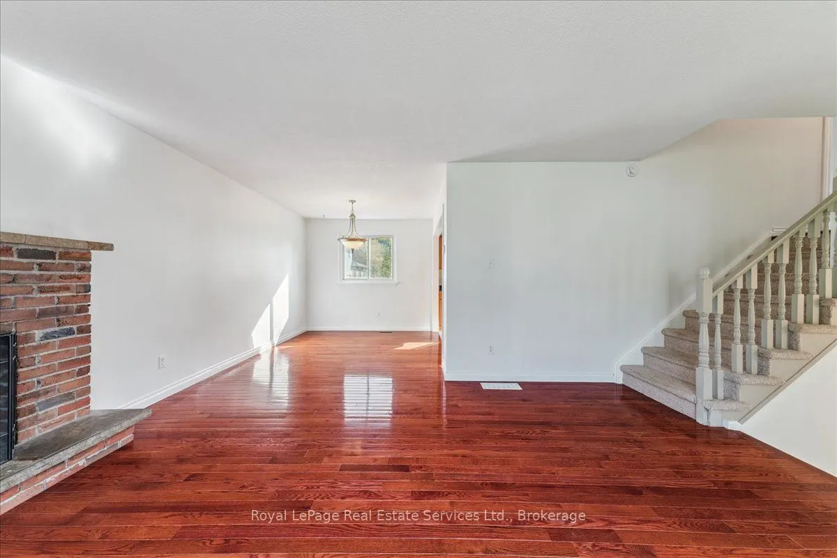 15 Queensdale Crescent