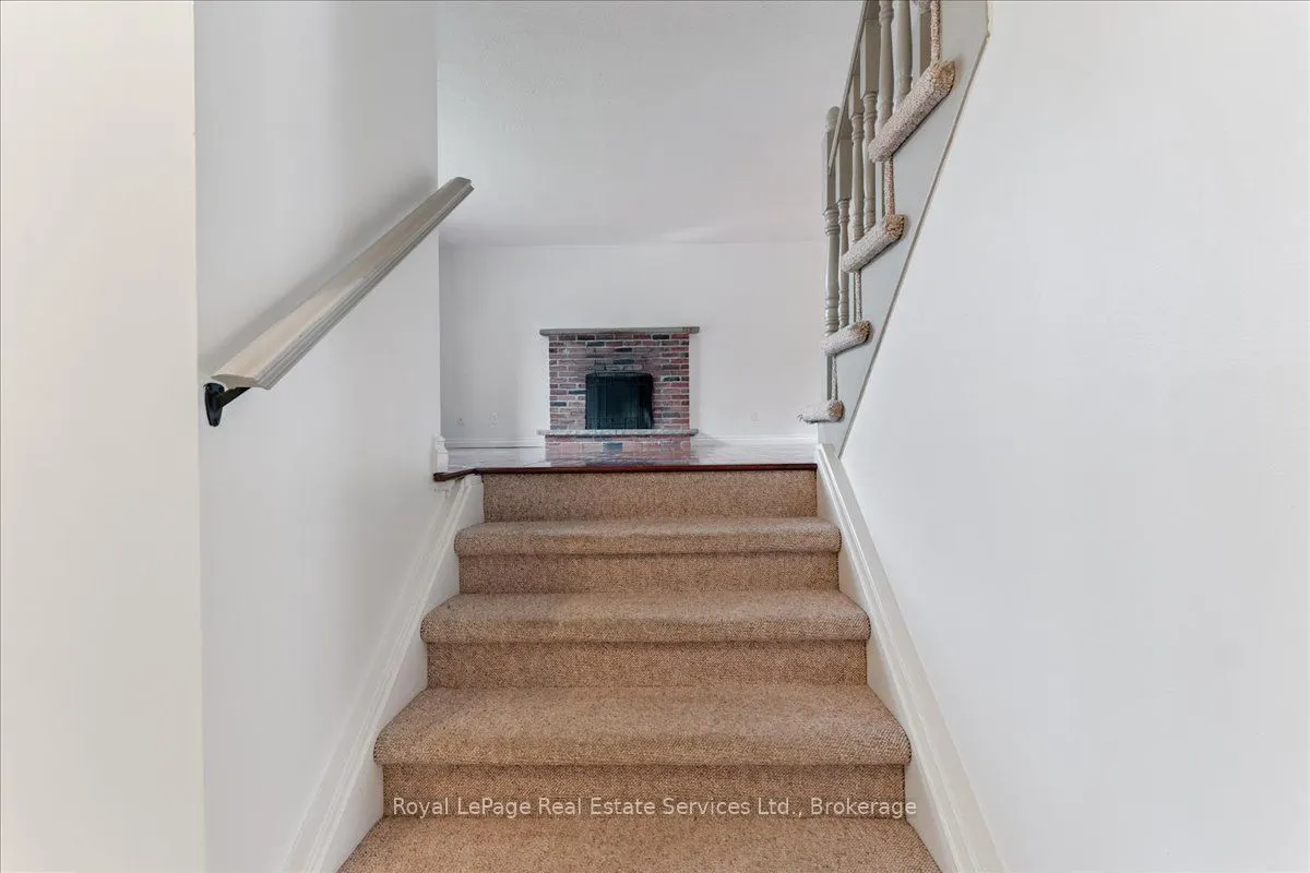15 Queensdale Crescent