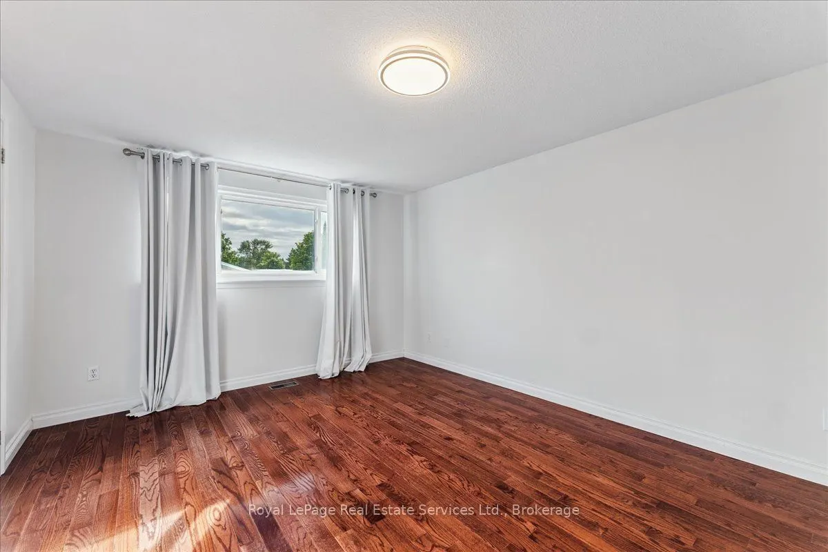 15 Queensdale Crescent