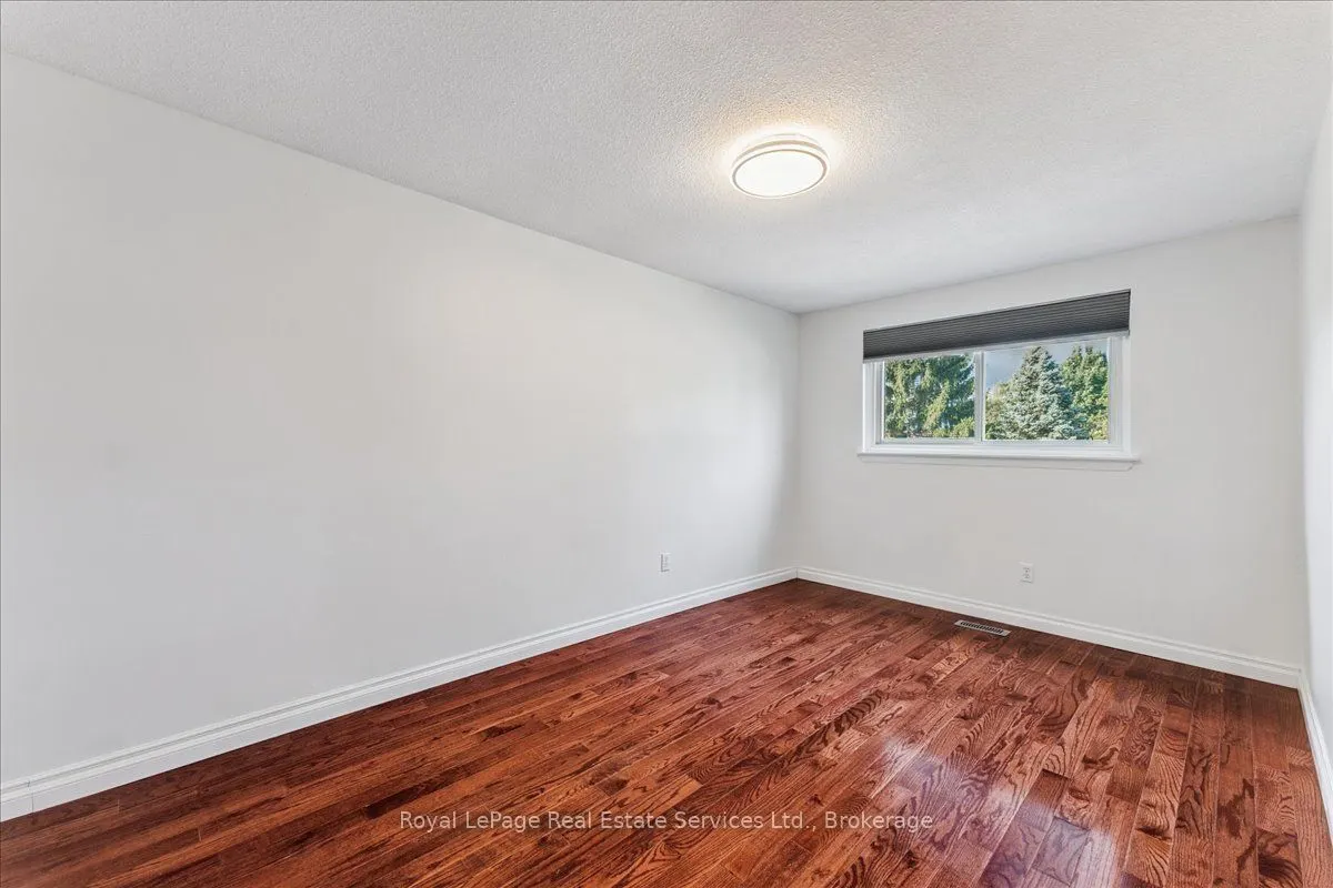15 Queensdale Crescent